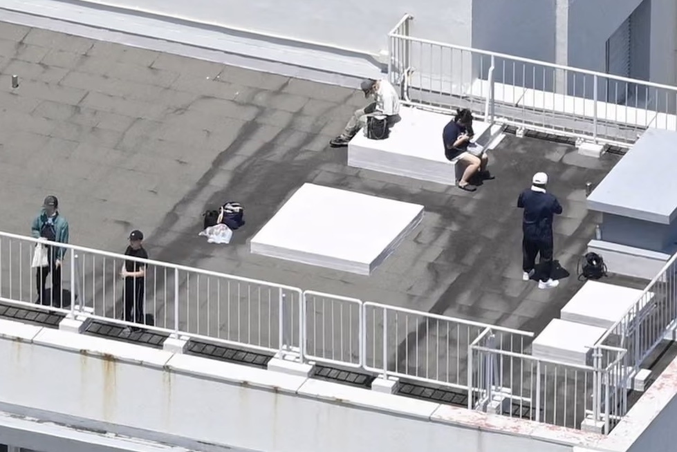 Nguoi Nhat tru an o chua, noc nha cao tang truoc bao dong song than hinh anh