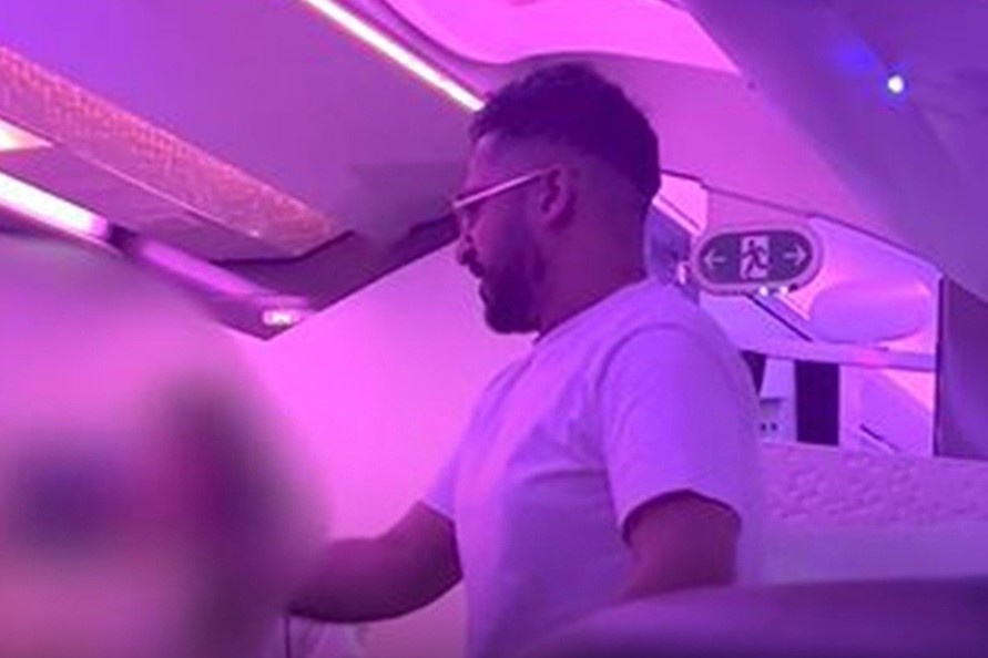 Cai ket cua khach khoang hang nhat doa cuong hiep tiep vien hang khong hinh anh