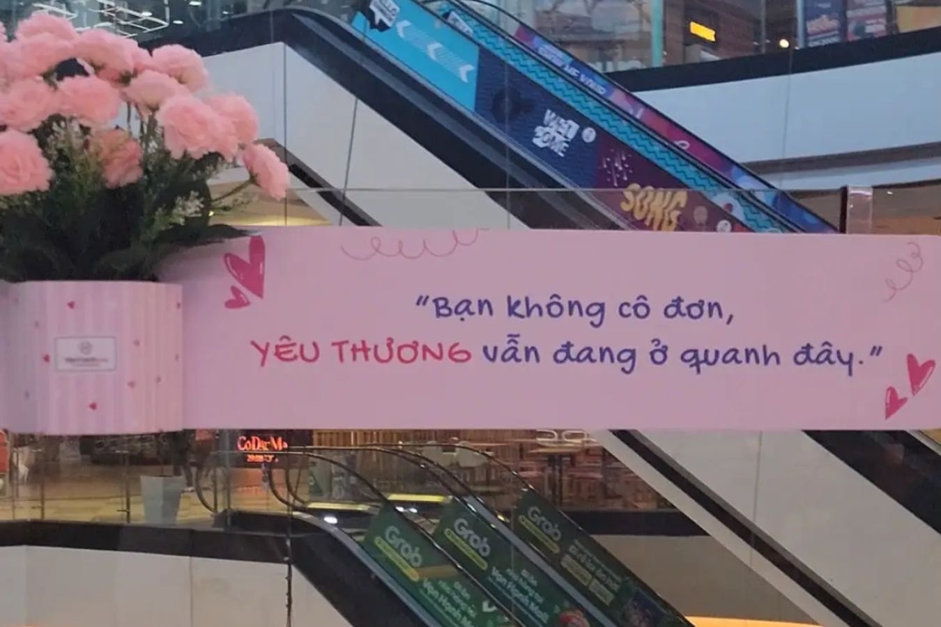 Thong diep y nghia dan tren kinh an toan o Van Hanh Mall hinh anh