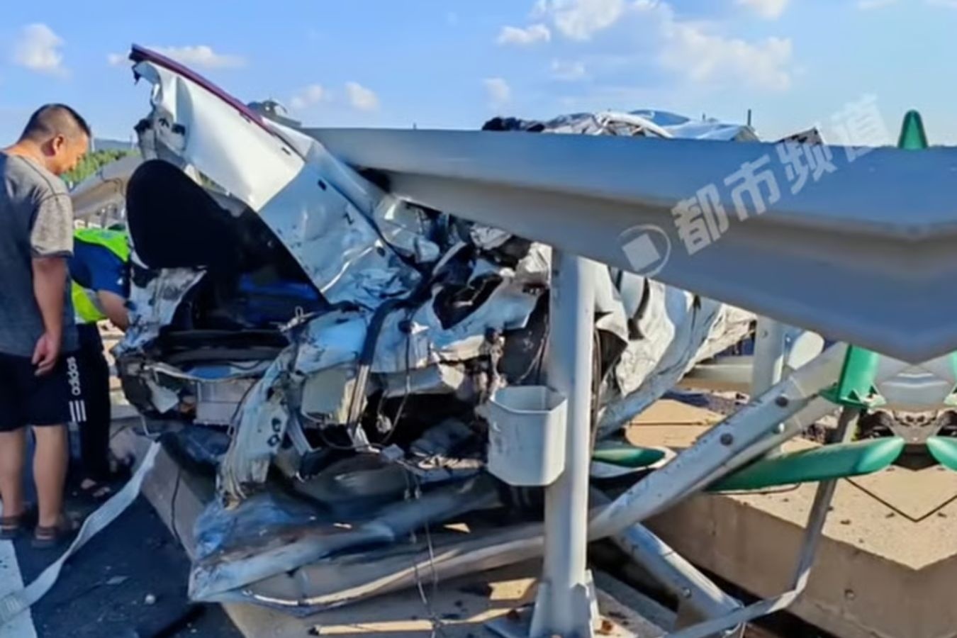 Thoat chet than ky sau tai nan, doi tre Trung Quoc cuoi luon hinh anh