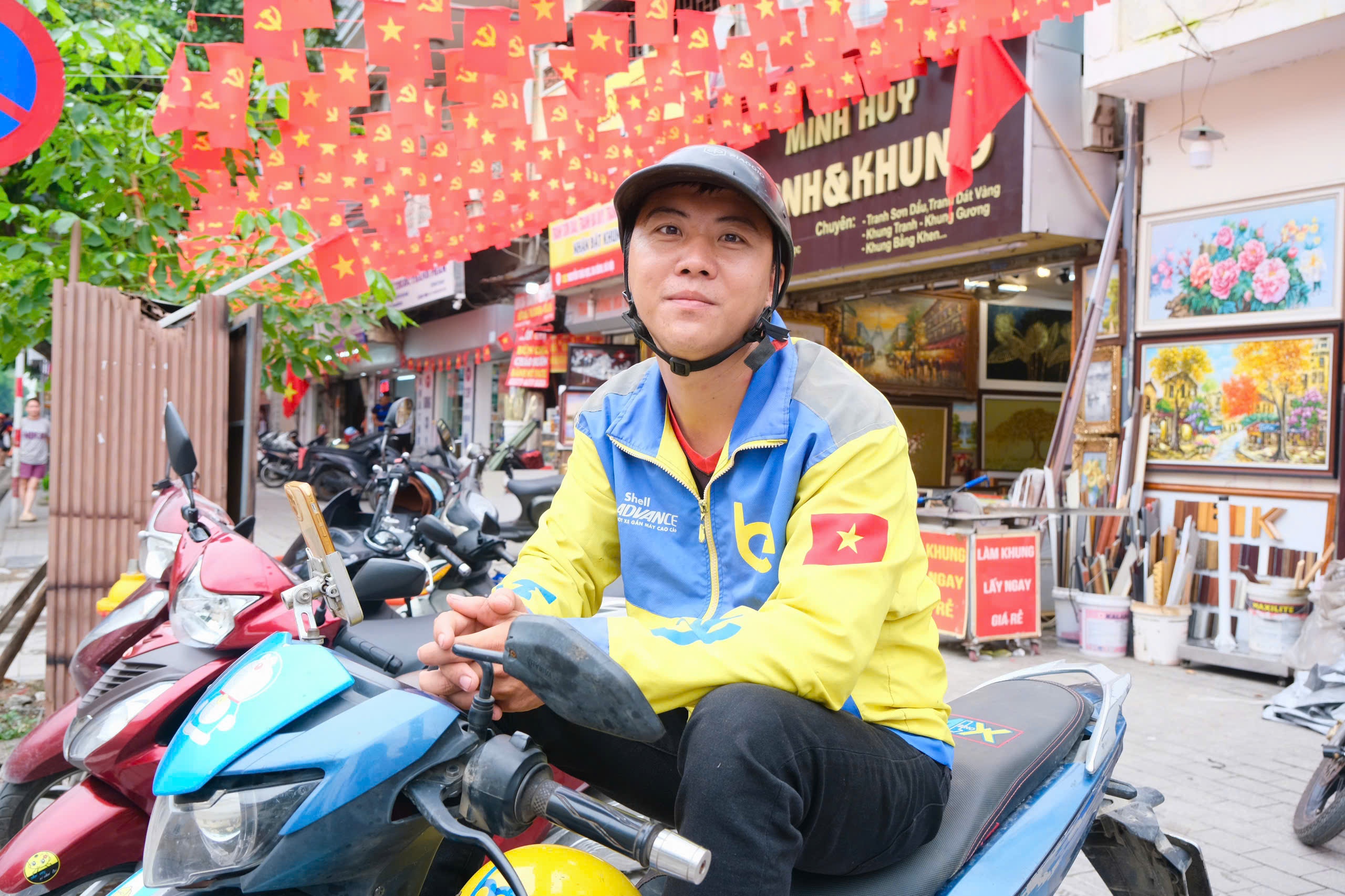 Tai xe xe cong nghe tat app, hoa vao dong nguoi di xem dieu binh hinh anh