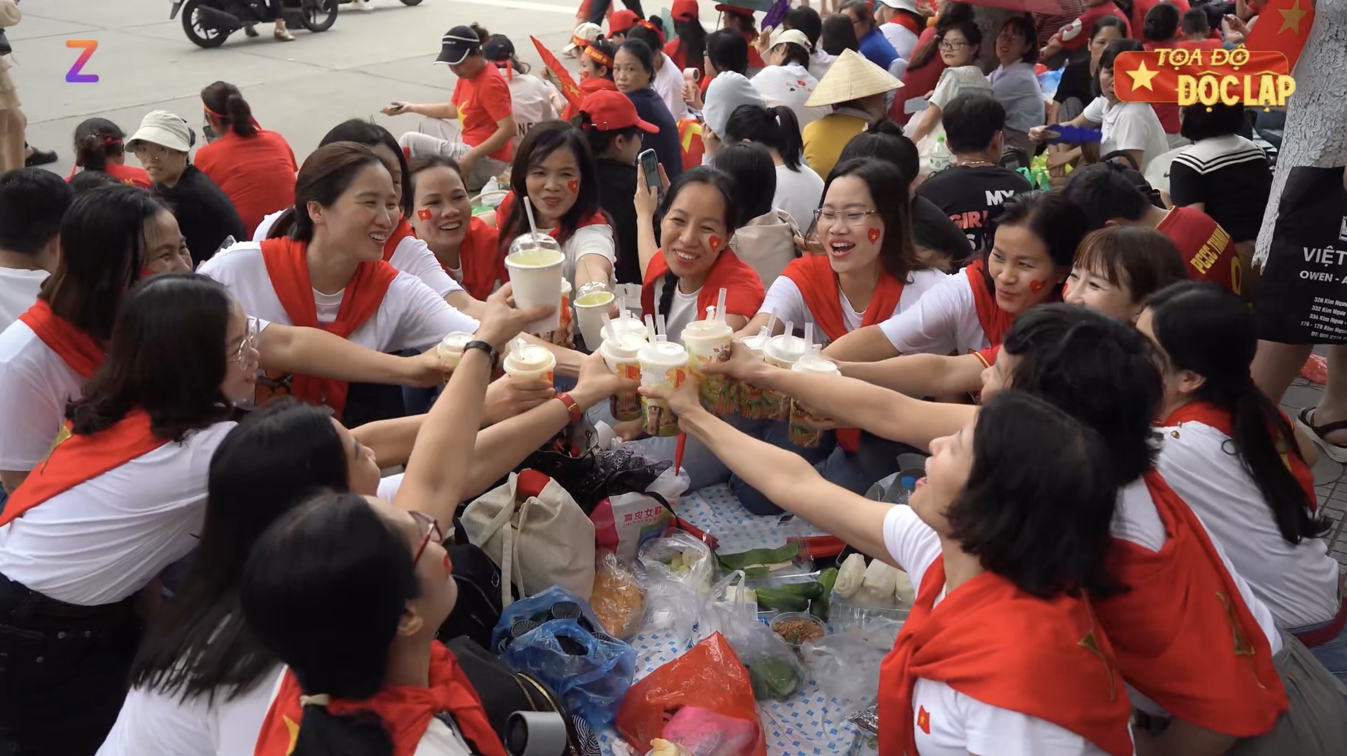 Nguoi dan hao hung 'cung ly' cho xem hop luyen dieu binh hinh anh