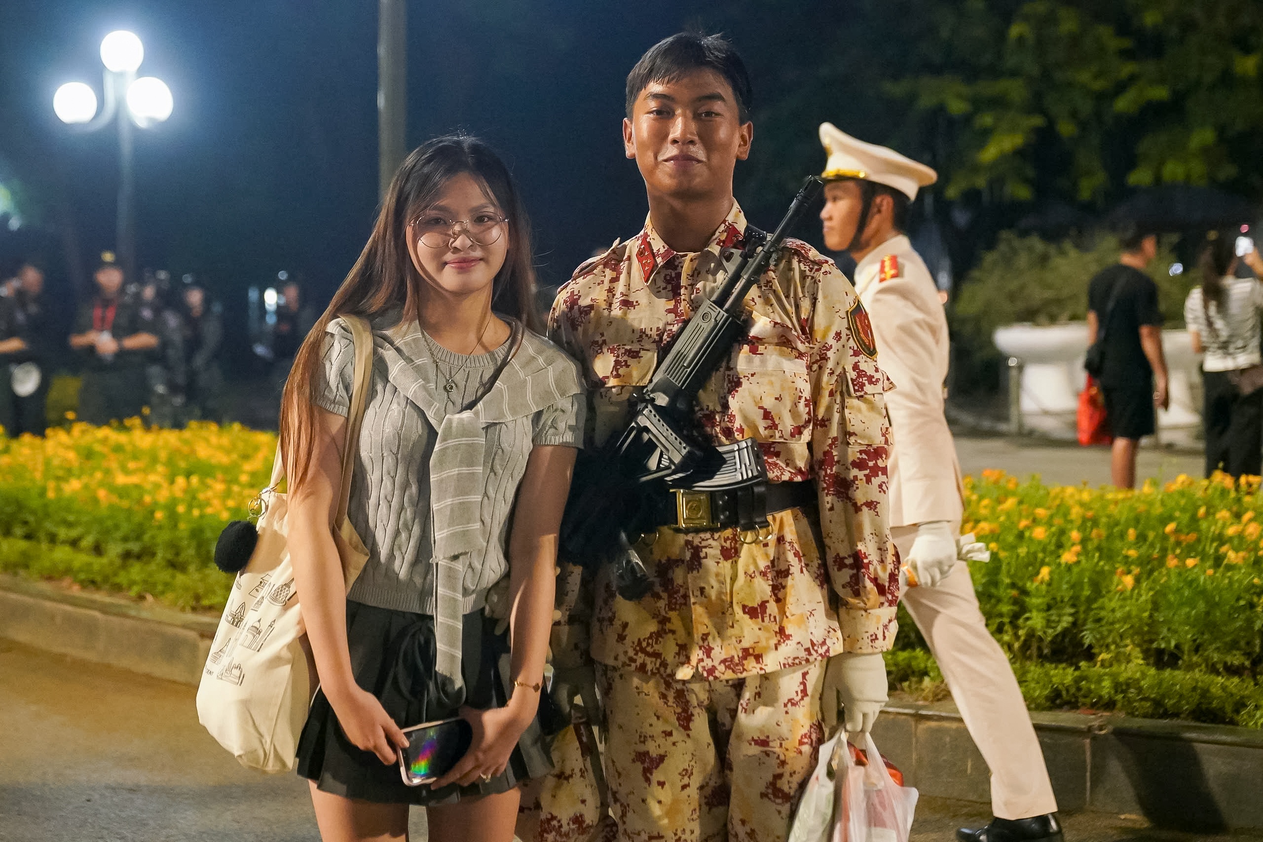 Co gai doi hang tieng de gap ban trai chien si 1 phut hinh anh