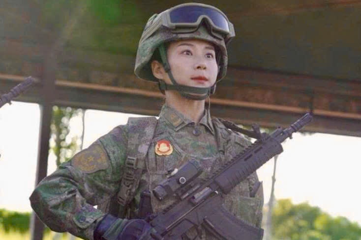 Nu huan luyen vien duyet binh Trung Quoc gay chu y hinh anh