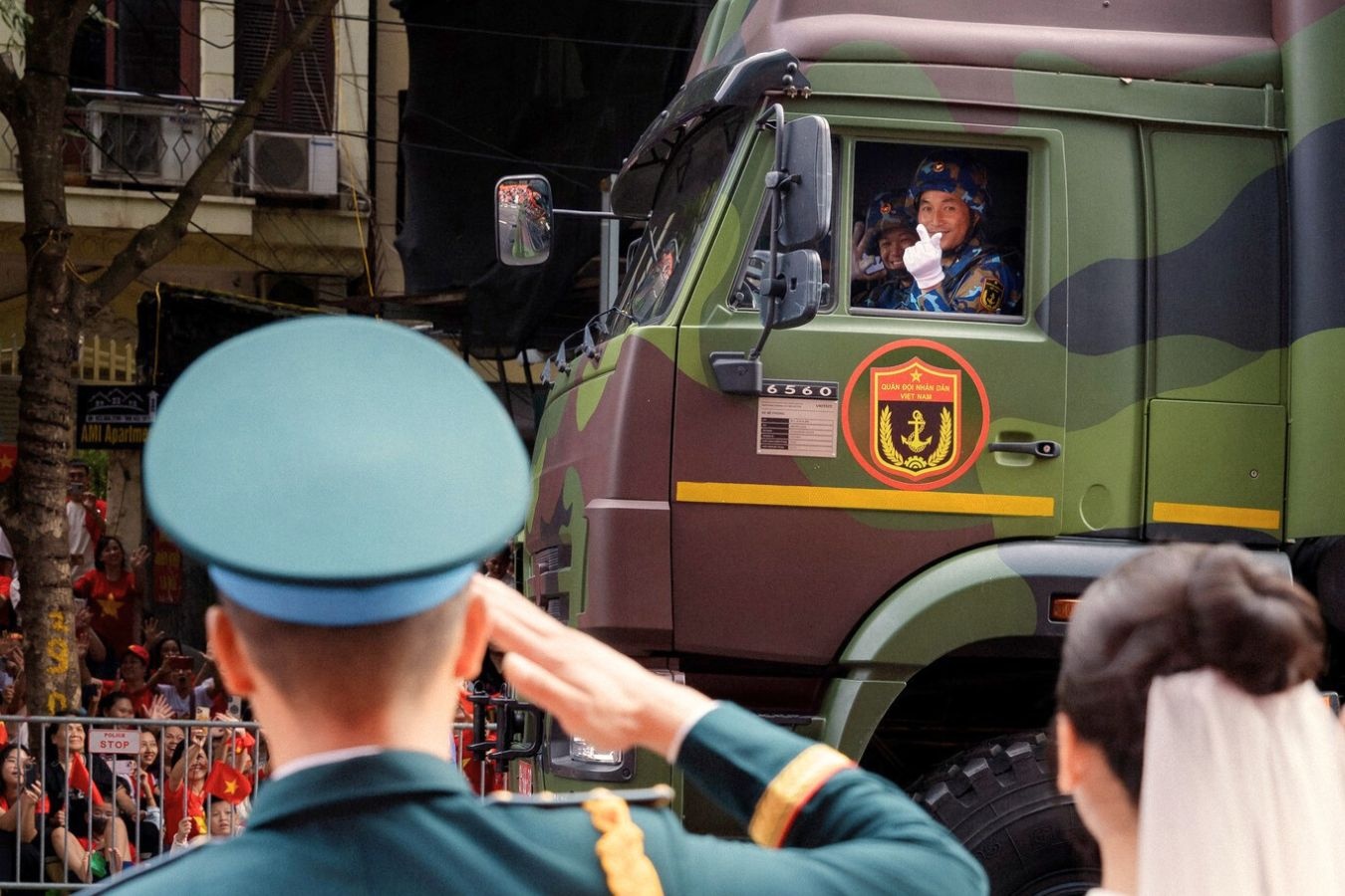 Anh cuoi 'de doi' cua chien si Phong khong - Khong quan ngay dieu binh hinh anh