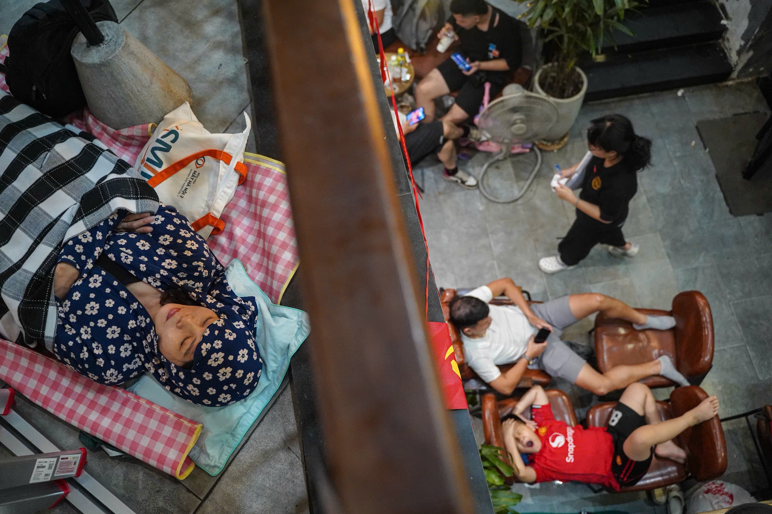 Bao tron tang 2 quan ca phe de dem ngon giac, sang xem duoc dieu binh hinh anh