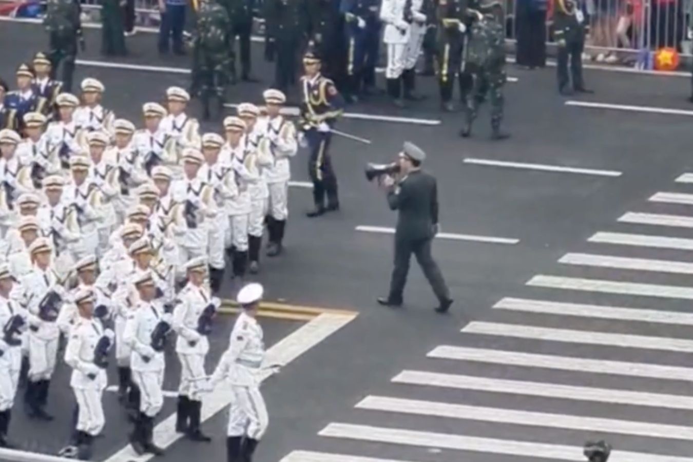 Man tach khoi cua quan nhan Trung Quoc o A80 khien nguoi dan ho reo hinh anh