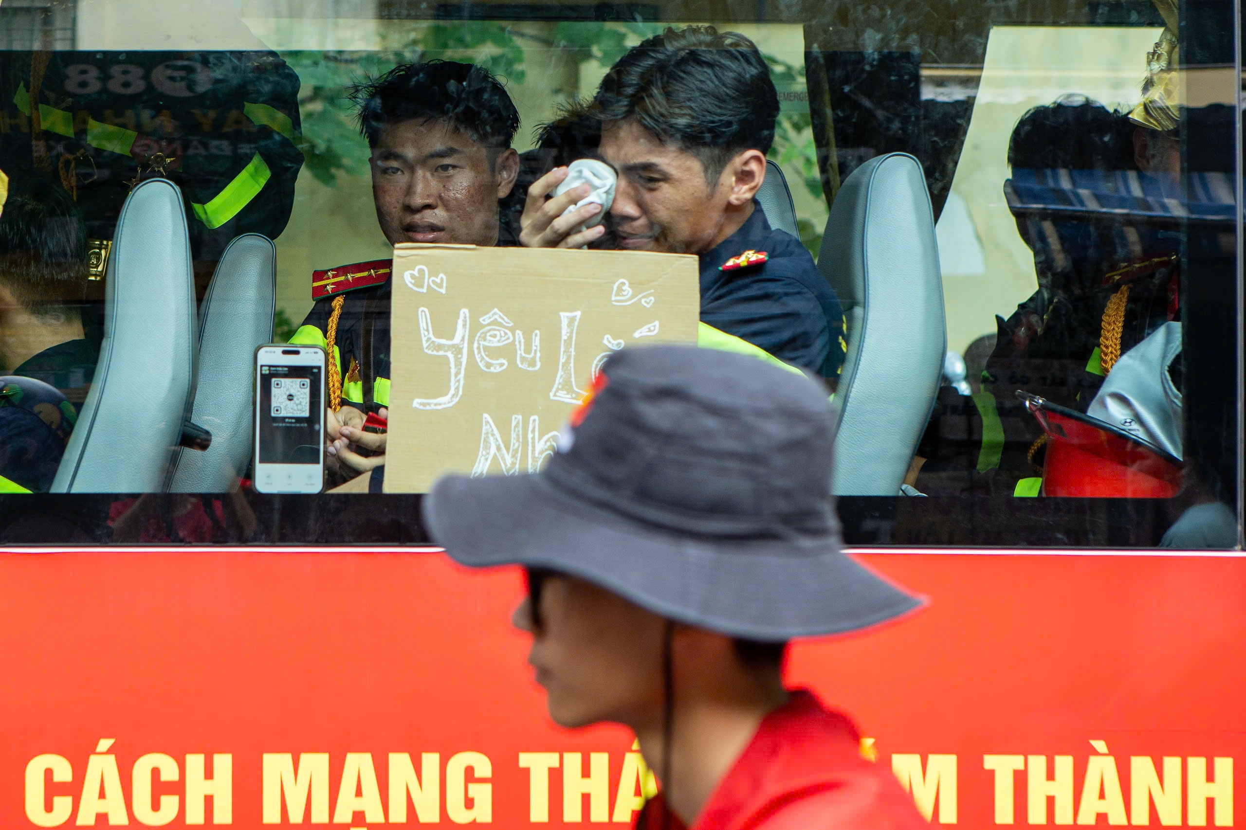 Giot nuoc mat chien si khi chia tay A80 hinh anh