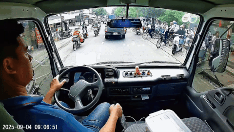 Khoanh khac tai xe TP.HCM nhuong duong cho hoc sinh du tre chuyen hang hinh anh