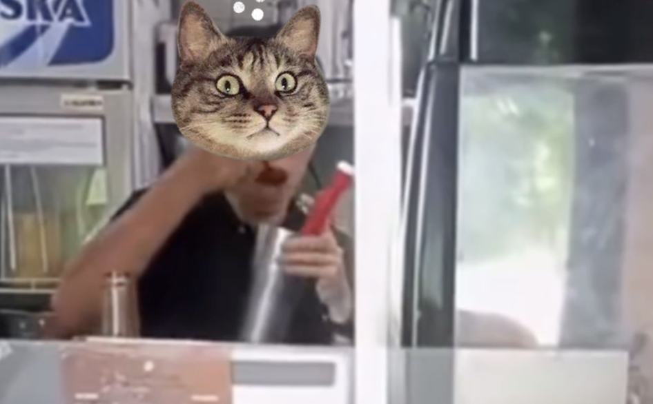 Nhan vien quan o TP.HCM dung thia nem ca phe lam cho khach hinh anh