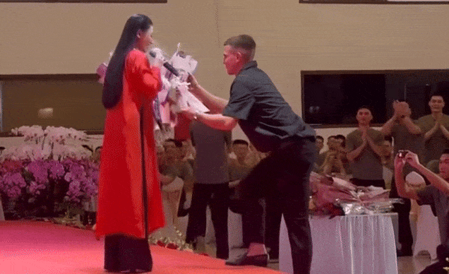 Co gai Viet khien quan nhan Nga, Trung Quoc vo tay reo ho hinh anh