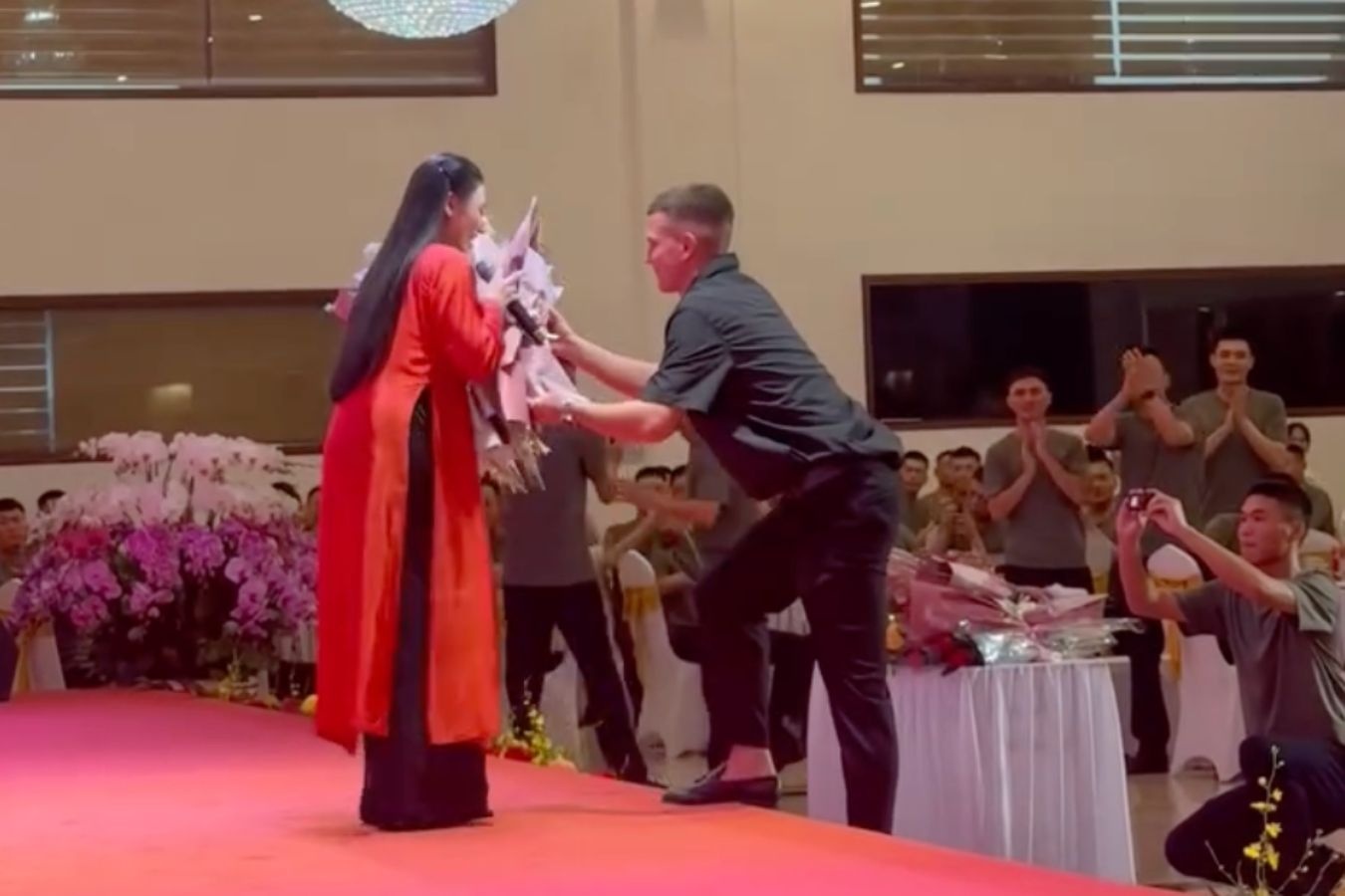 Quan nhan Nga, Trung Quoc co vu, tang hoa co gai Viet hinh anh