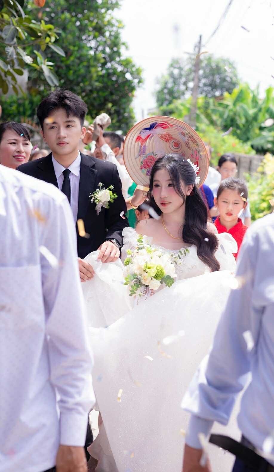 dam cuoi ben trong truong anh 2