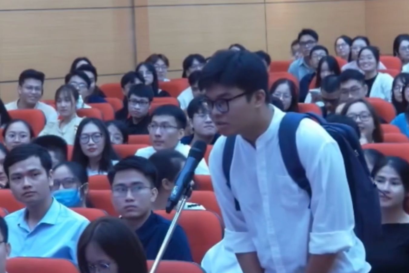 Nam bac si gay bao mang khi tuyen bo khong chon chuyen nganh Noi tru hinh anh