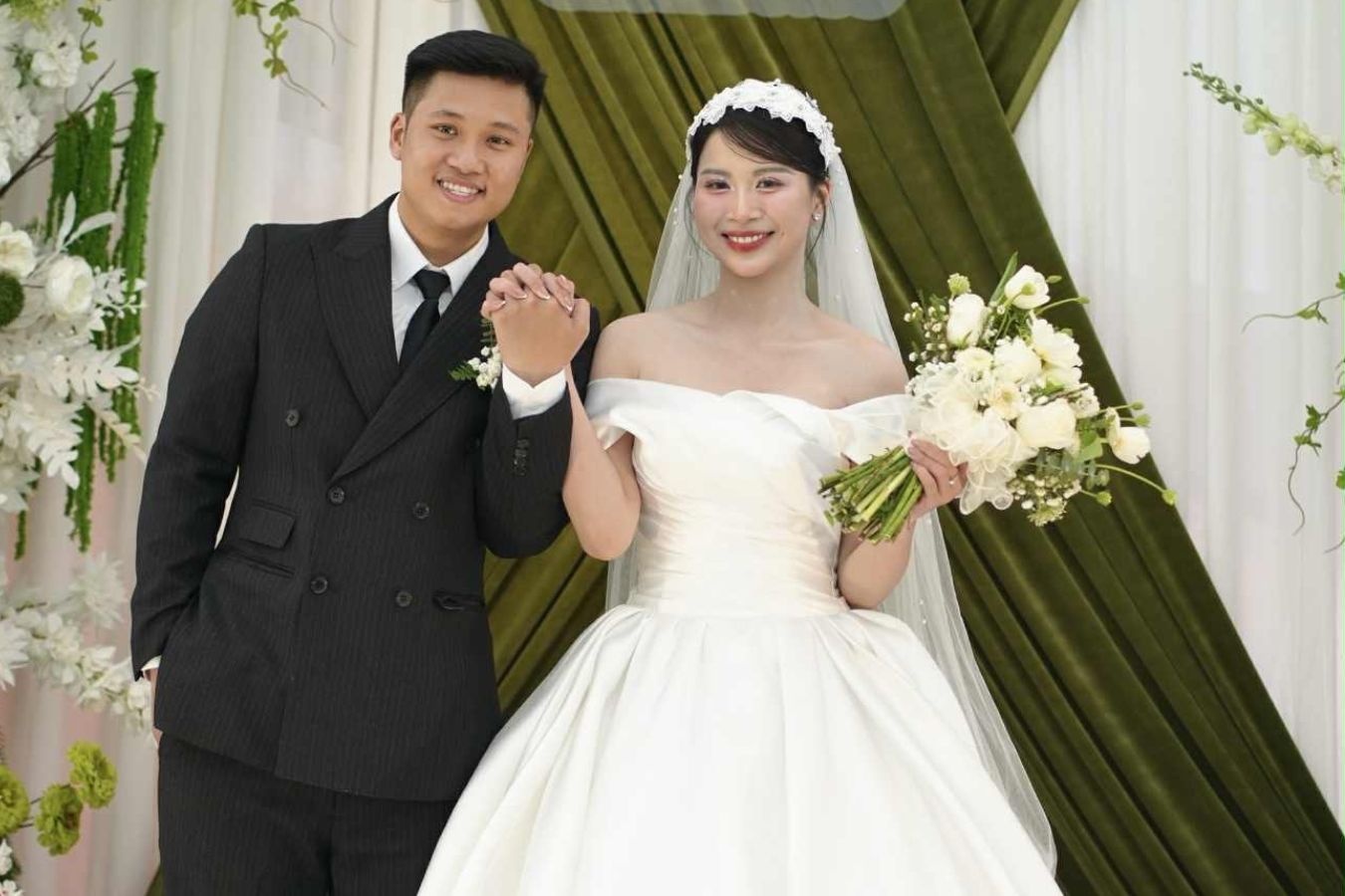 Cuoi anh hang xom, co gai duoc me thuong nong 100 trieu dong hinh anh