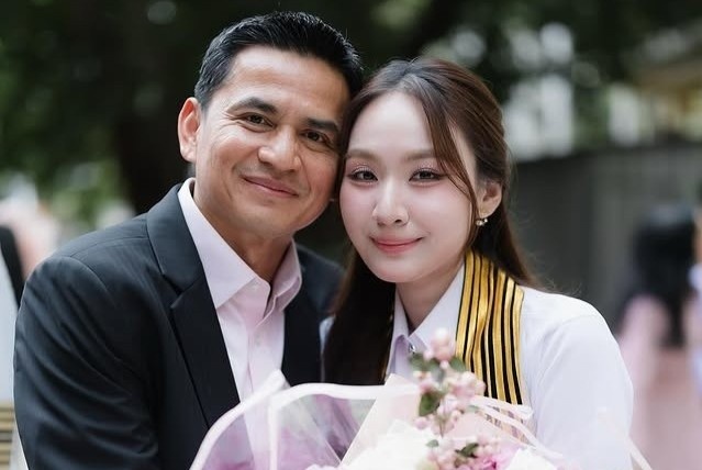 Ba co con gai tai sac cua HLV Kiatisuk hinh anh