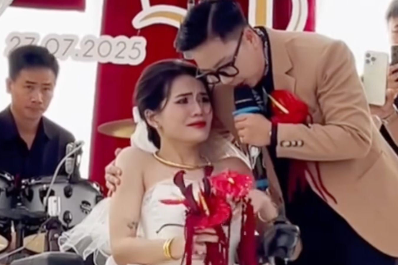 Co dau bat khoc tren xe lan trong dam cuoi dac biet hinh anh