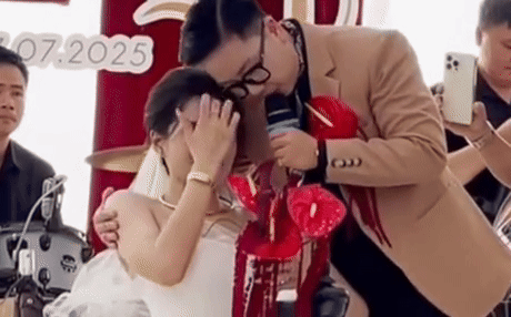 Co dau liet 2 chan ngoi xe lan vao le duong khien hon truong bat khoc hinh anh