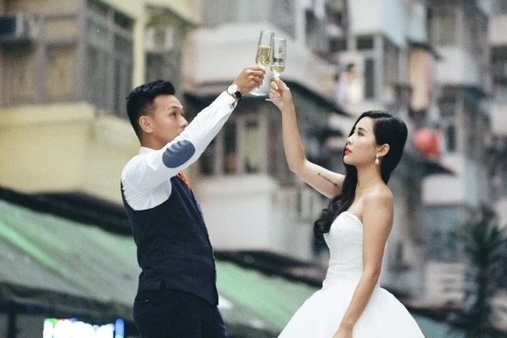 Nghi choi 6 nam van moi cuoi de 'doi no' tien mung hinh anh