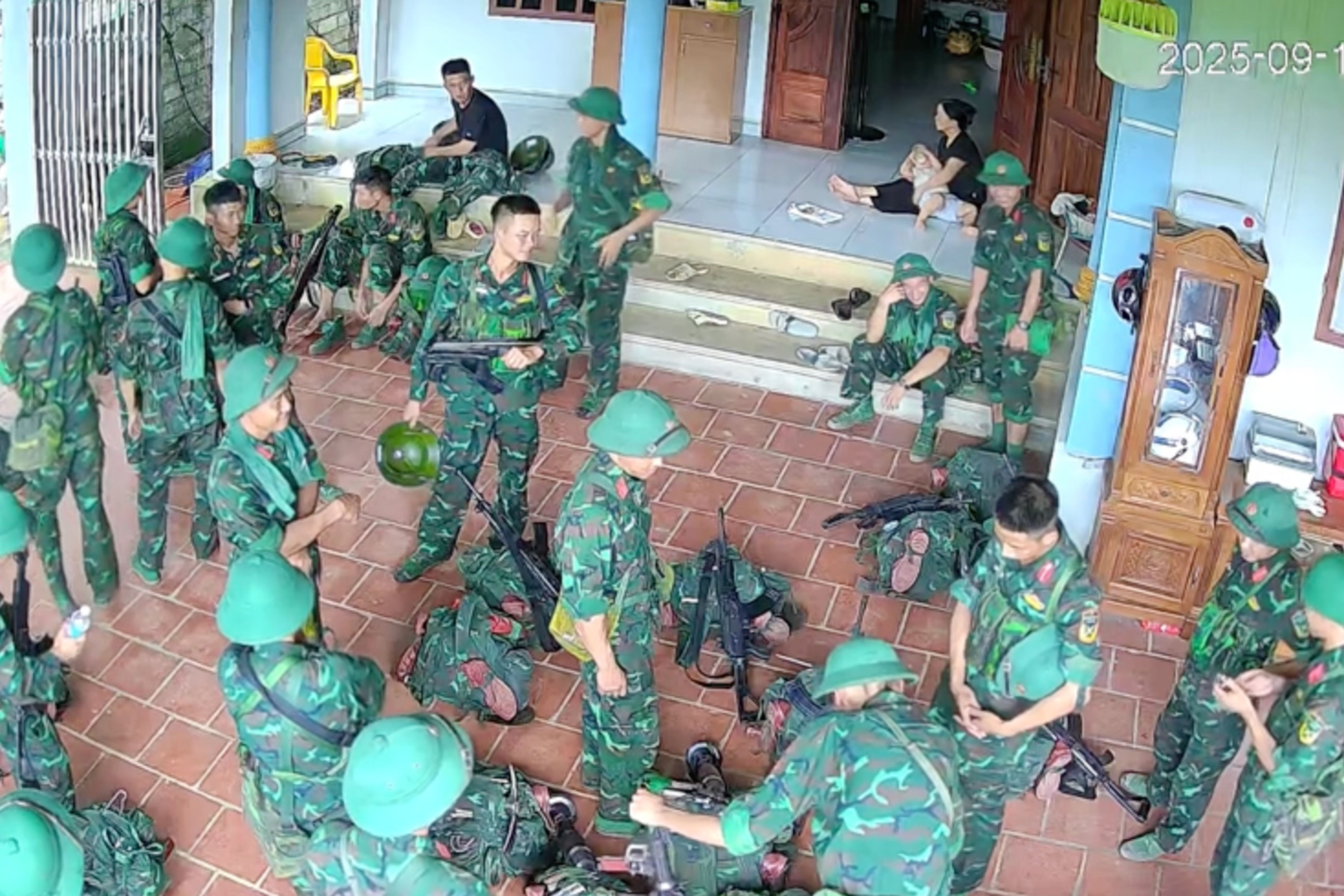 Bo doi quet don khi nghi nho nha dan o Lang Son hinh anh