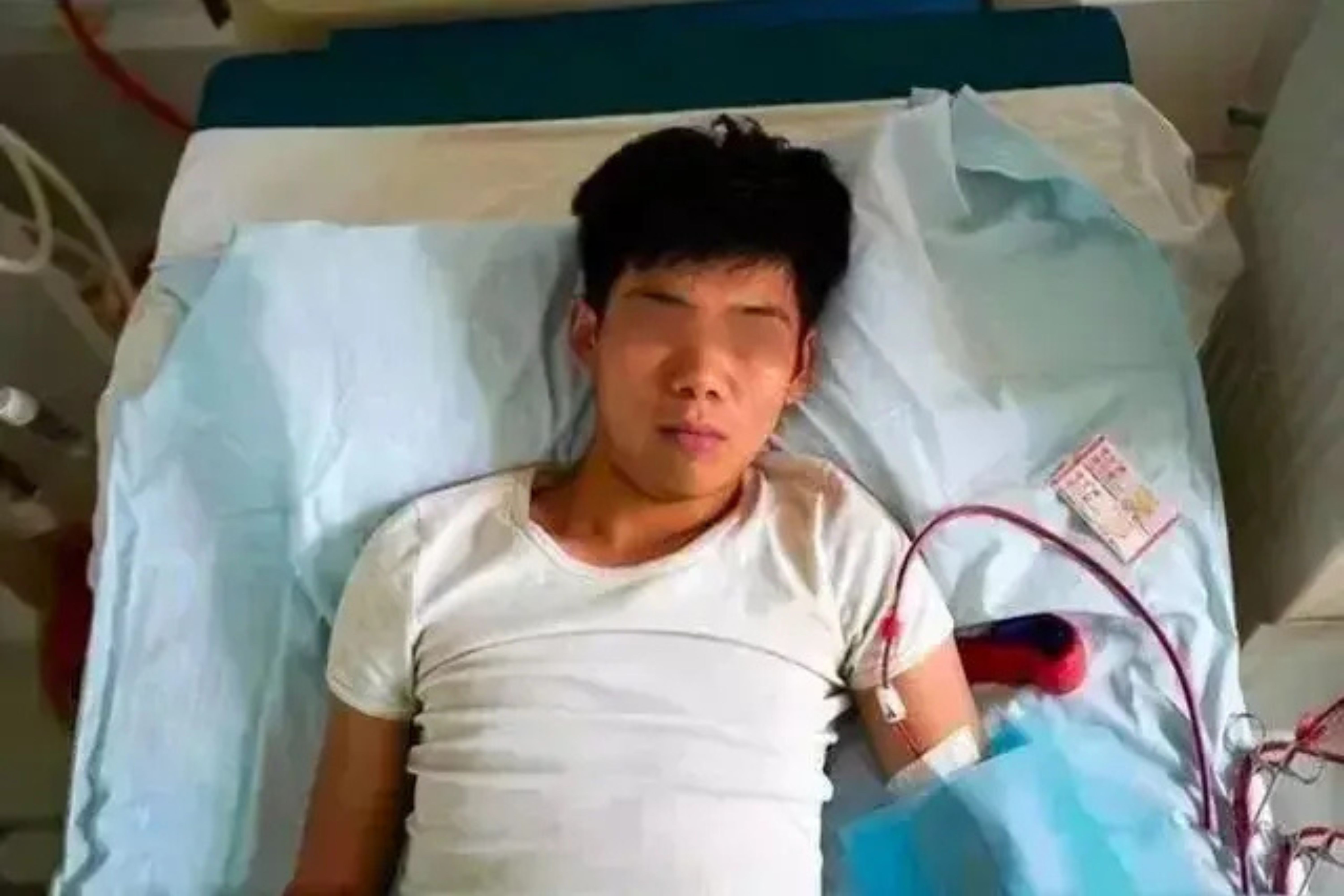 Chang trai Trung Quoc ban than de mua iPhone 14 nam truoc gio ra sao hinh anh