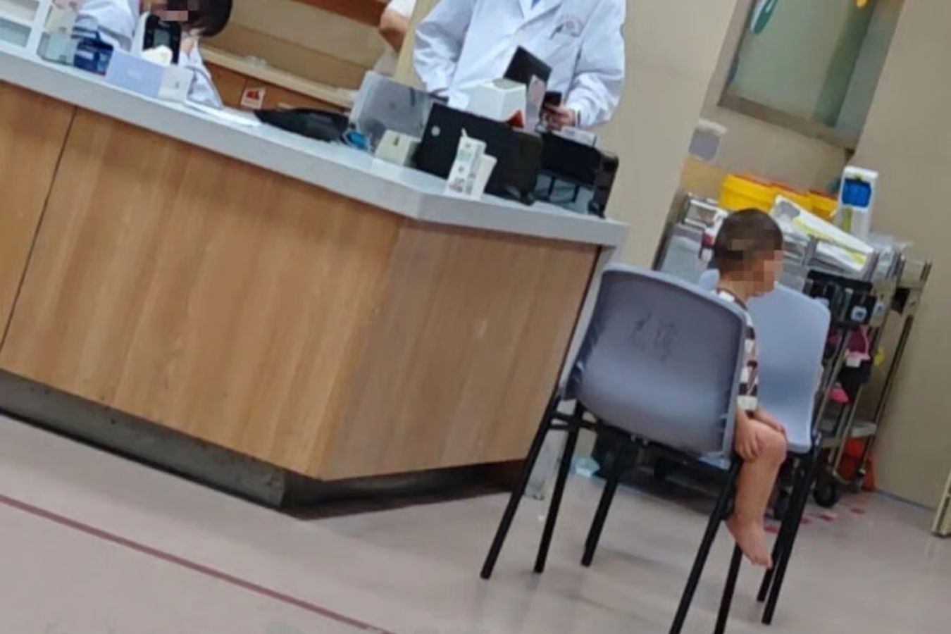 Be trai 2 tuoi song sot ben thi the me nhieu ngay nho do an vat o TQ hinh anh