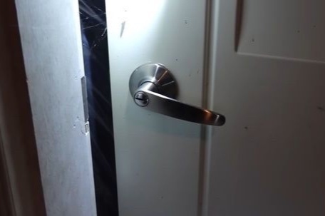 Kham pha nha hoang, YouTuber Han Quoc phat hien xac chet hinh anh