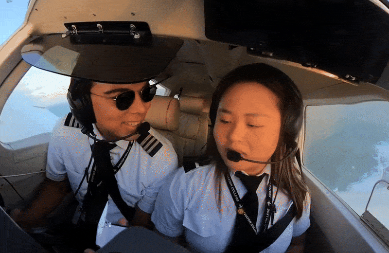 Phi cong Viet duoc ban trai cau hon ngay trong buong lai truc thang hinh anh