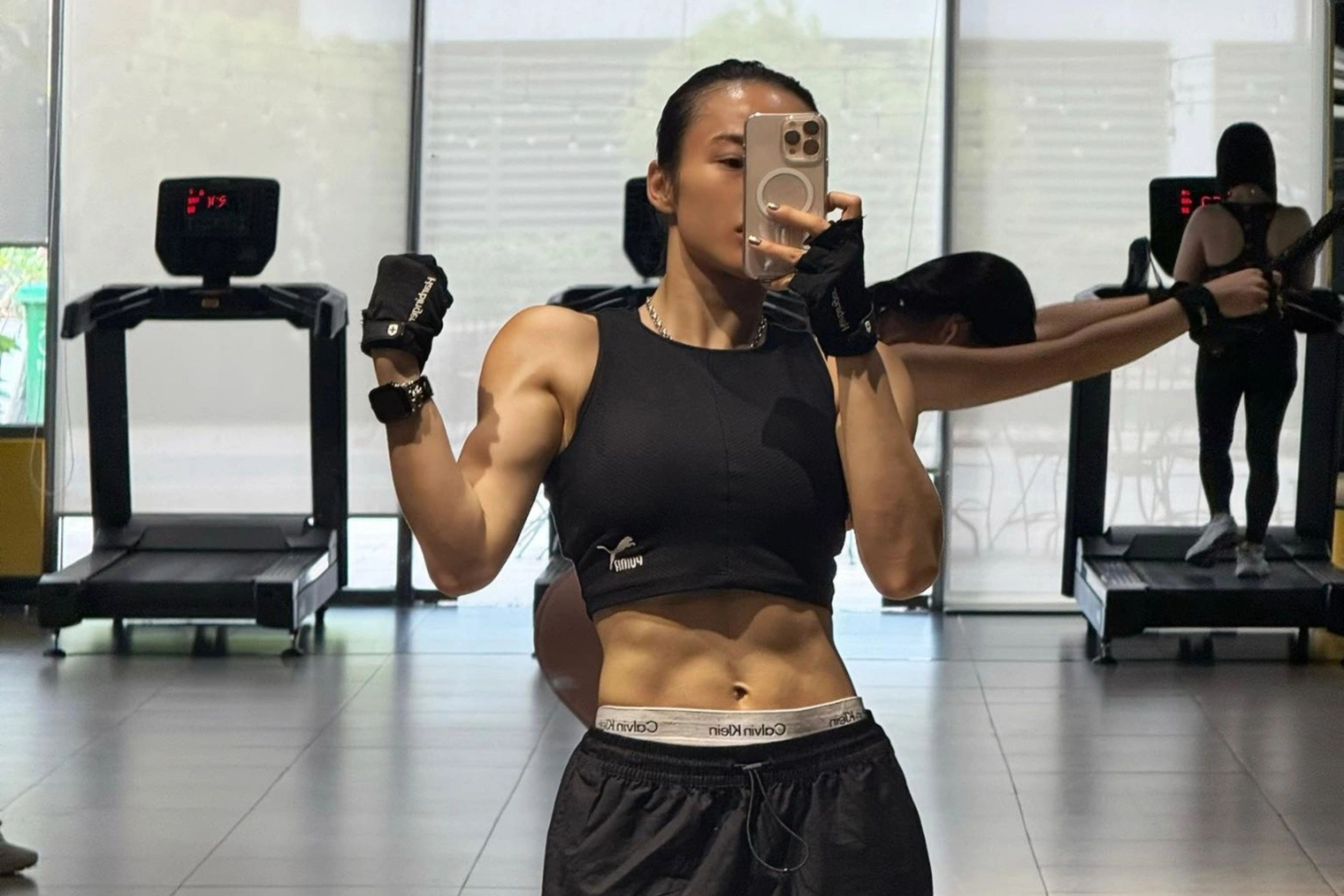 Angela Phuong Trinh khoe dien mao sau 8 nam an chay hinh anh