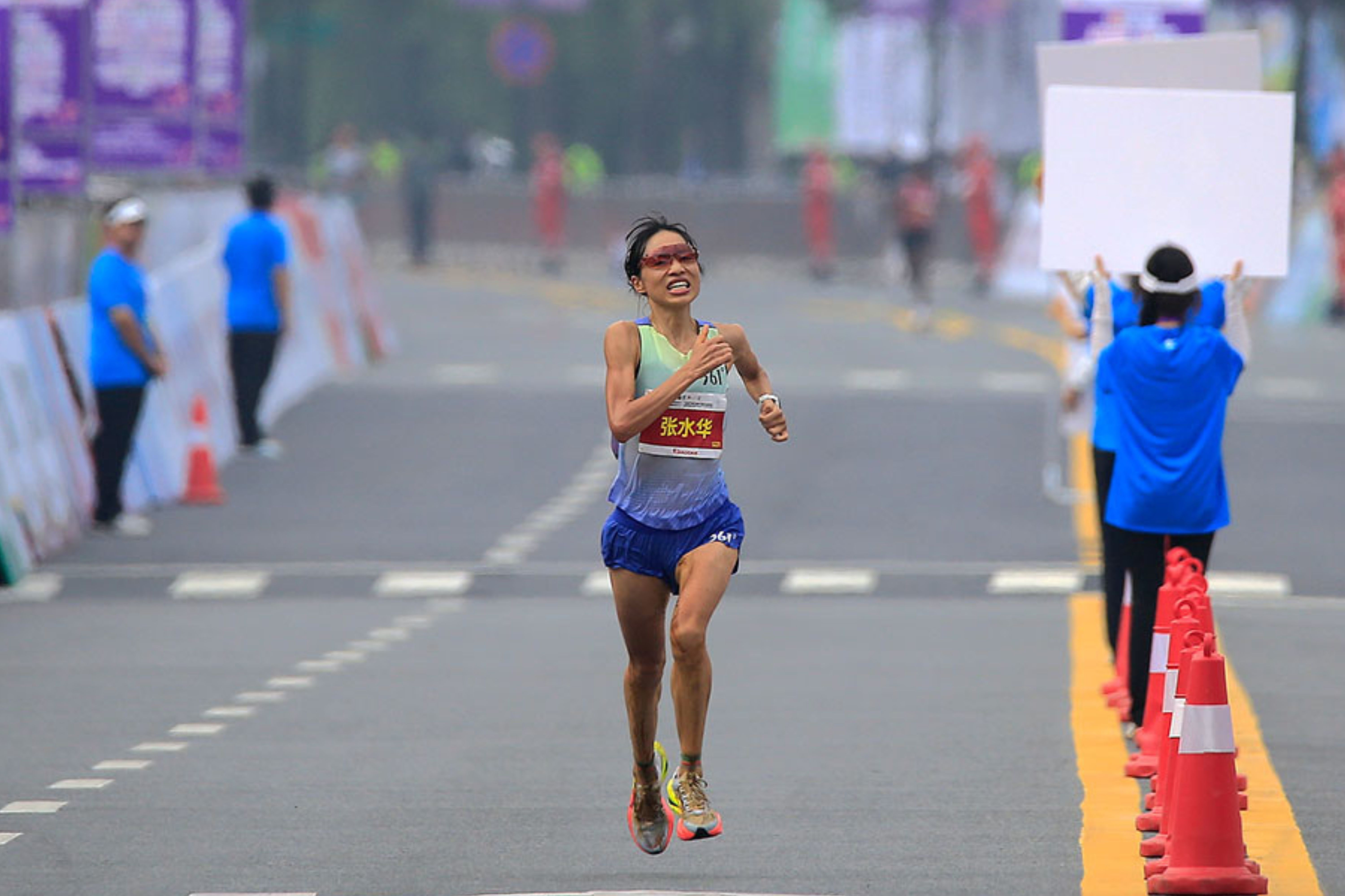 'Nu y ta nhanh nhat Trung Quoc' chay 400 km/thang hinh anh