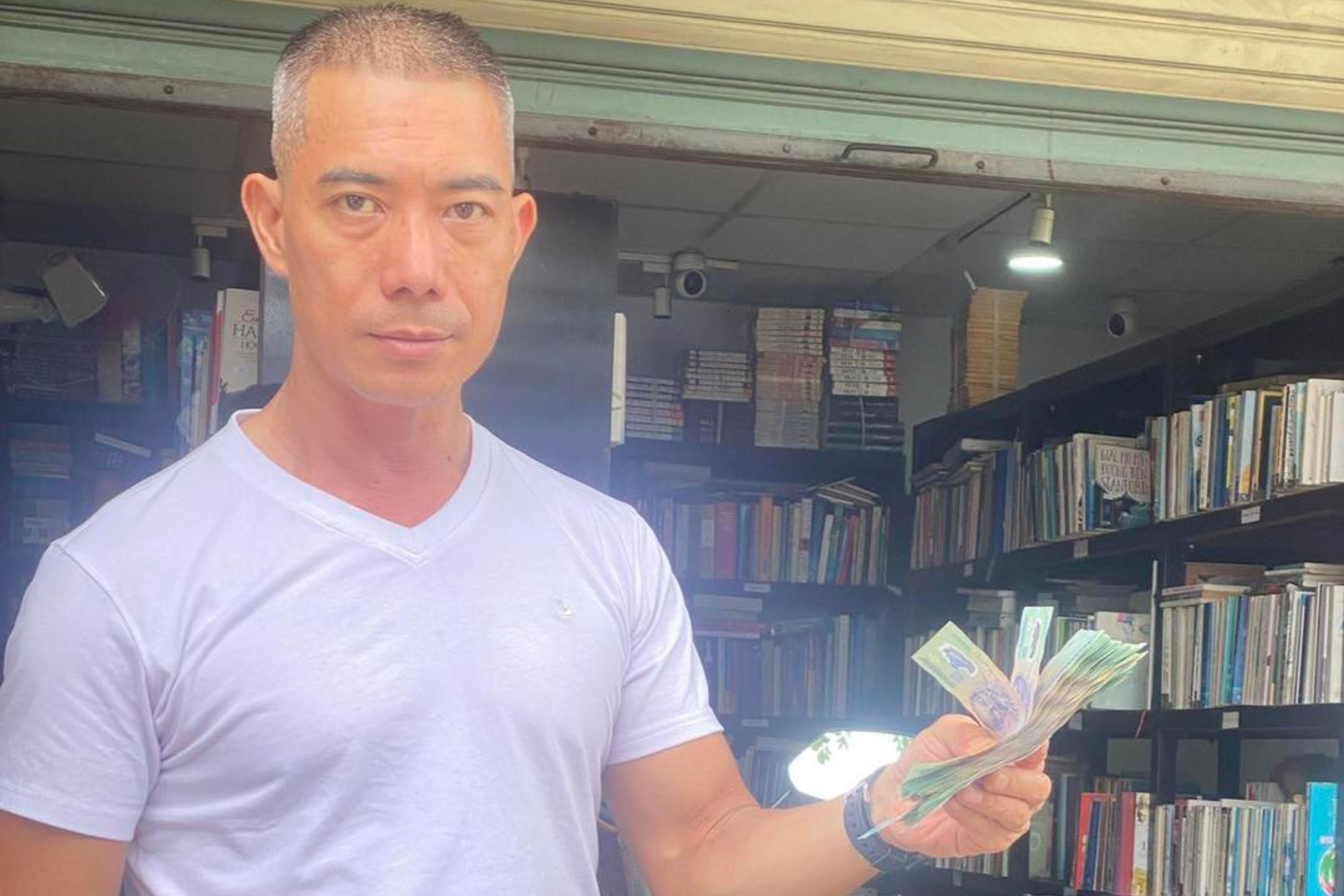 Nghe tieng ho hoan, chay ra thay coc tien 50 trieu roi o TP.HCM hinh anh