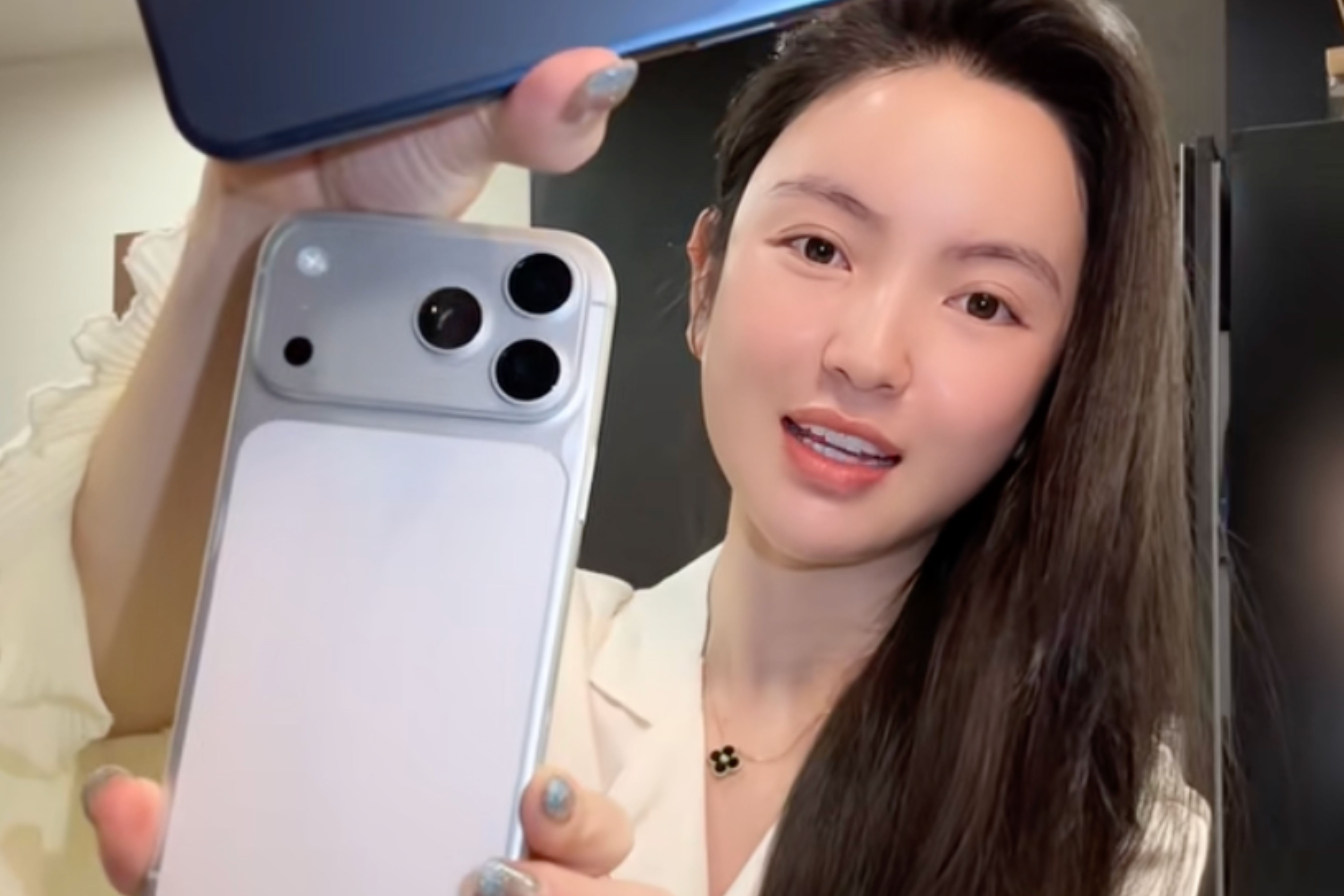 Vo Quang Hai che iPhone 17 hinh anh