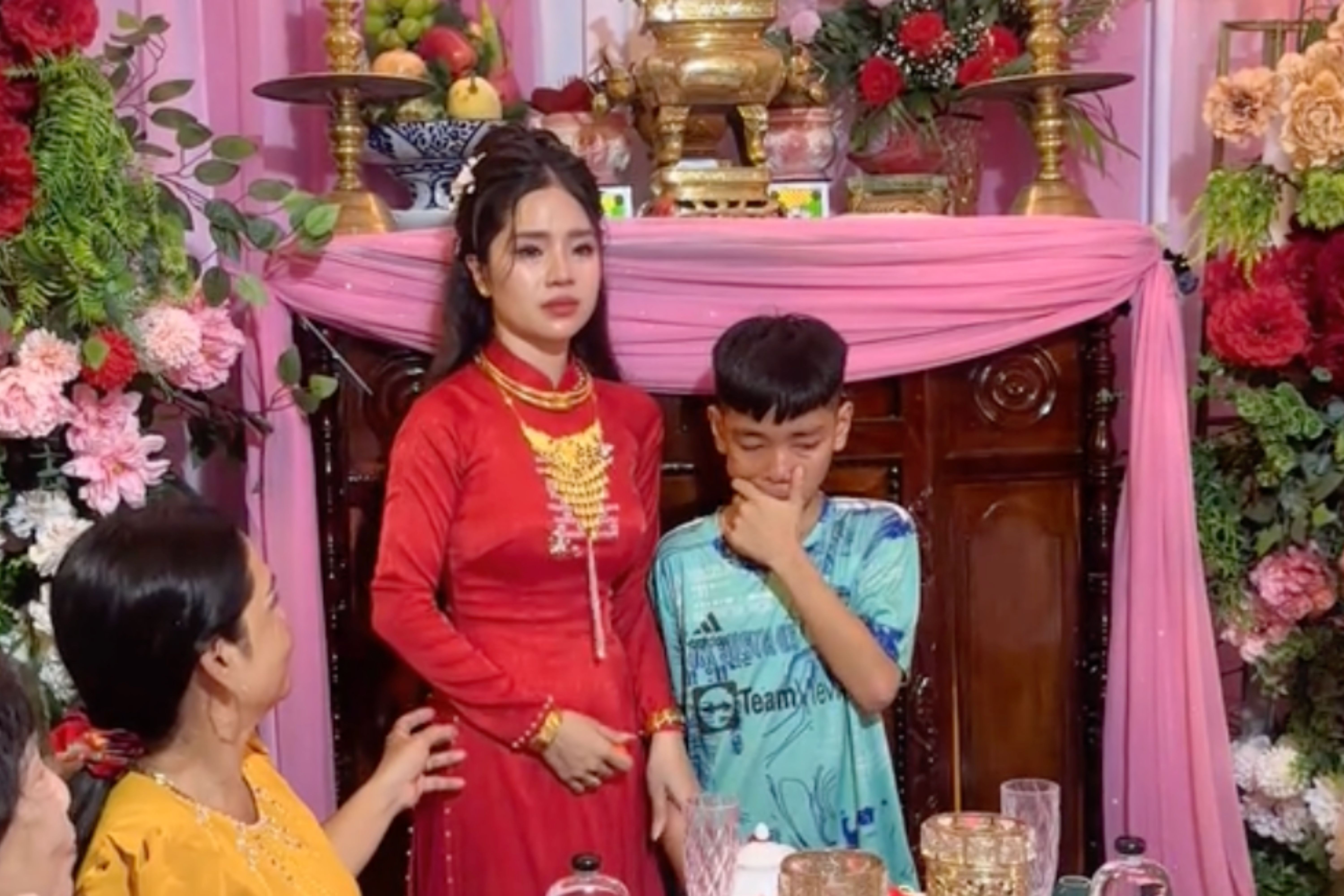 Khoanh khac em trai thao day chuyen tang chi ngay cuoi gay bao mang hinh anh