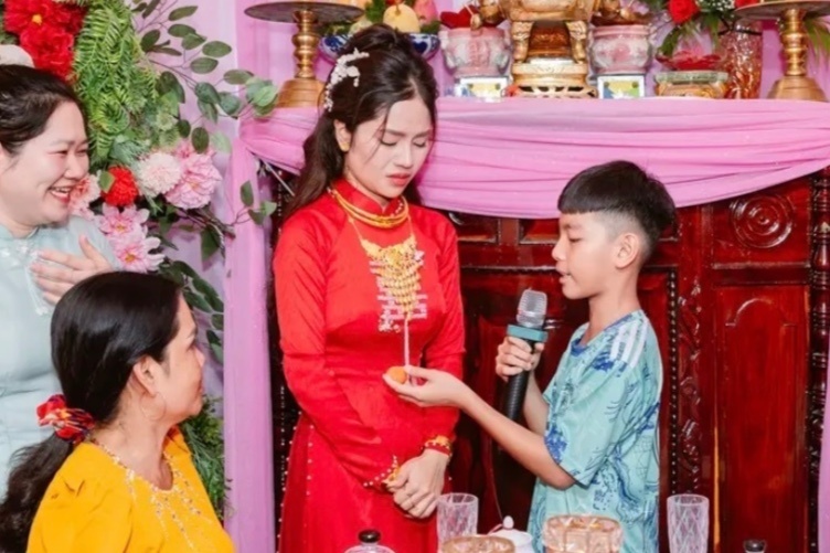 Em trai coi day chuyen vang tang chi gai xuat gia roi bat khoc hinh anh