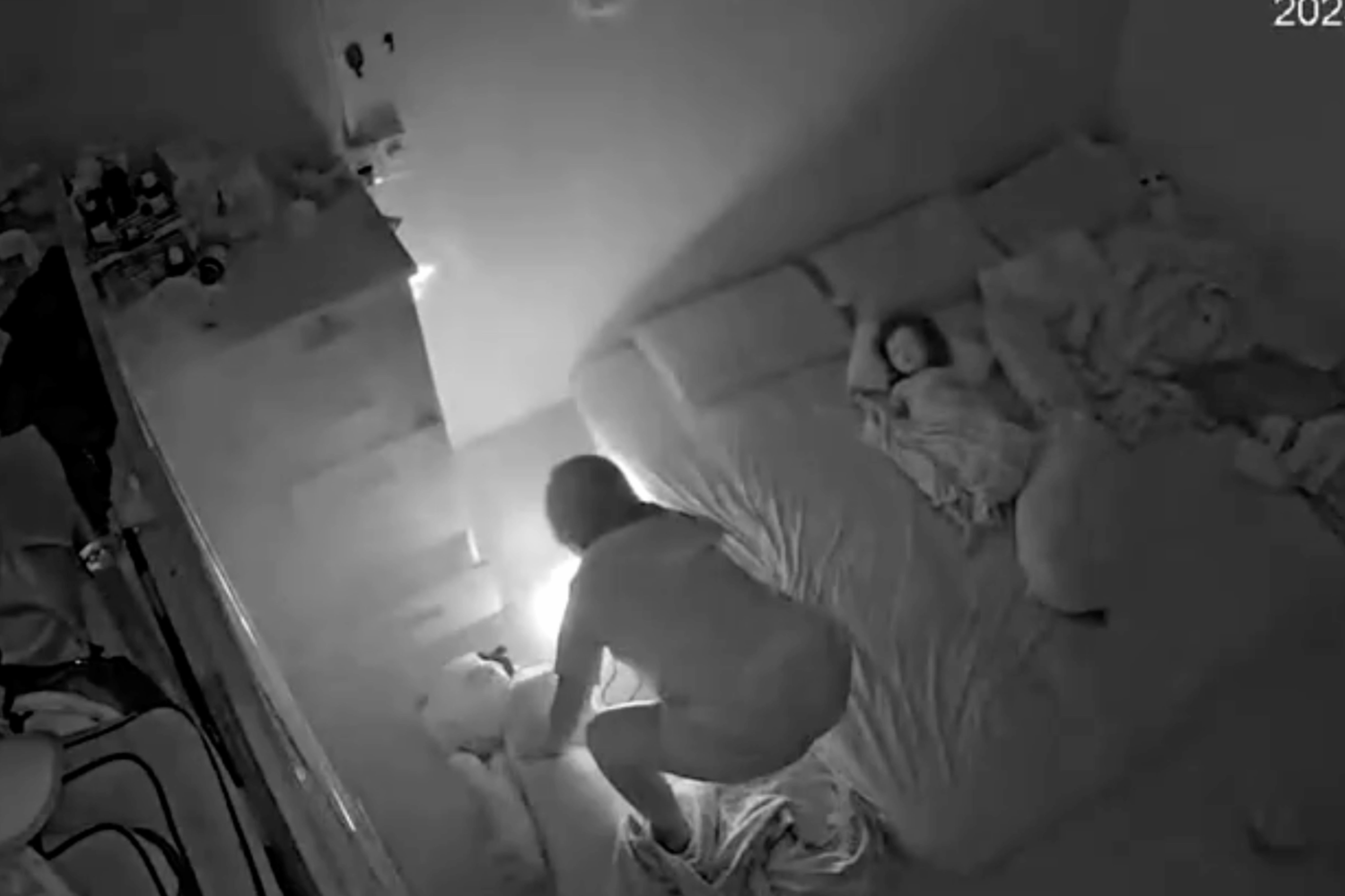 Pin du phong boc chay canh giuong ngu khien 2 me con hoang loan hinh anh