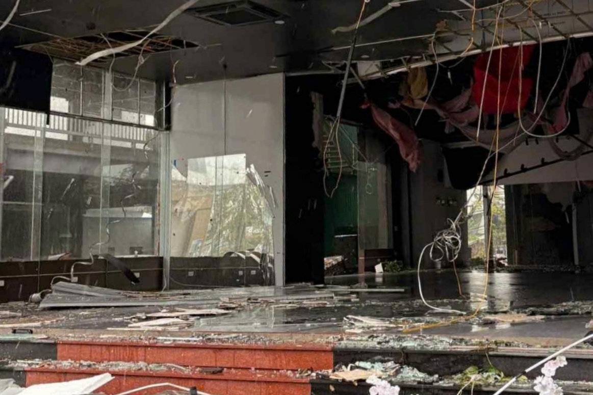 Chung cu do nat, nuoc lu tran vao nha dan nhu thac vi bao Bualoi hinh anh