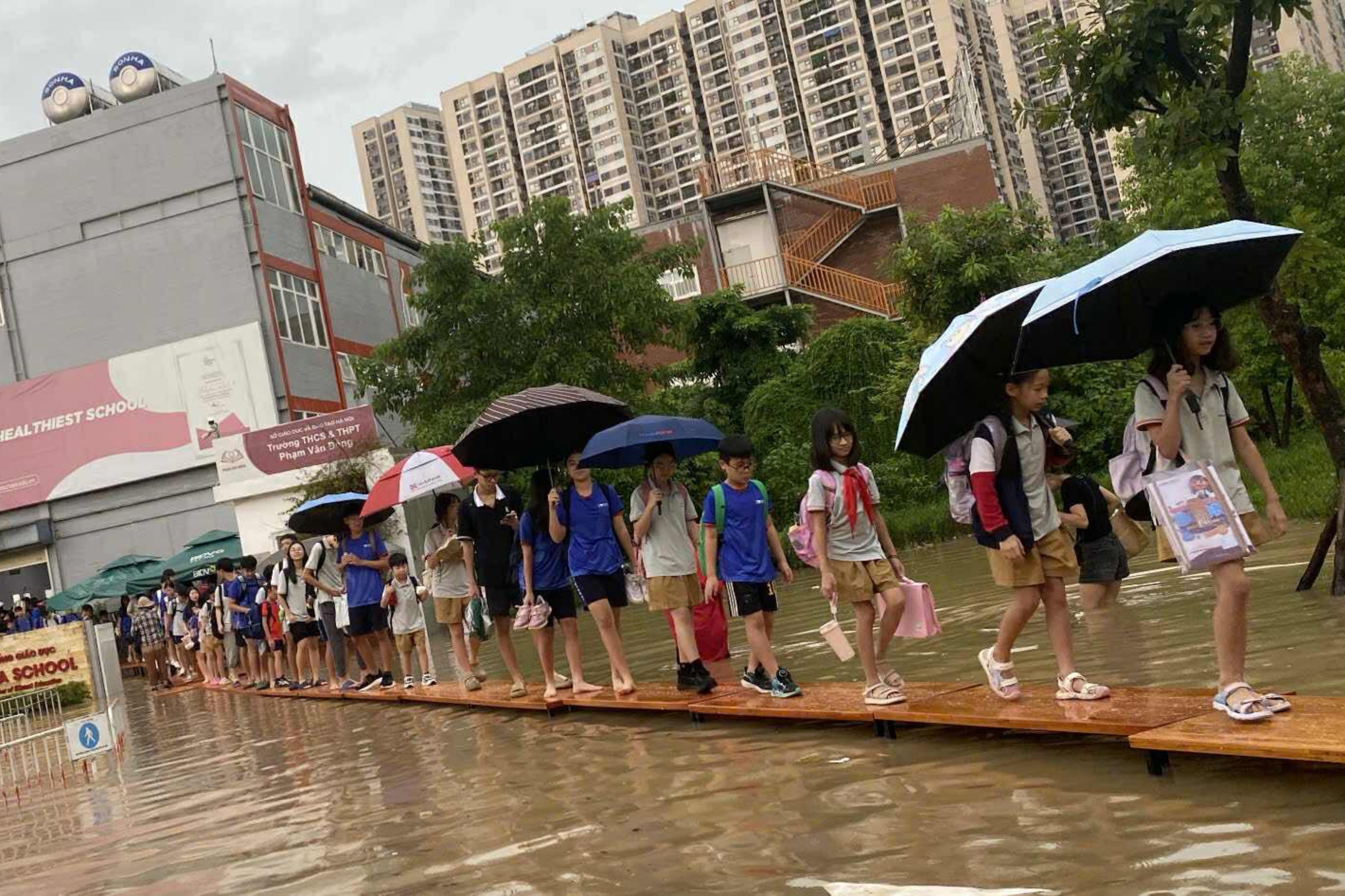 Ha Noi ngap sau, truong hoc ke ban thanh 'cau' cho hoc sinh ra ve hinh anh