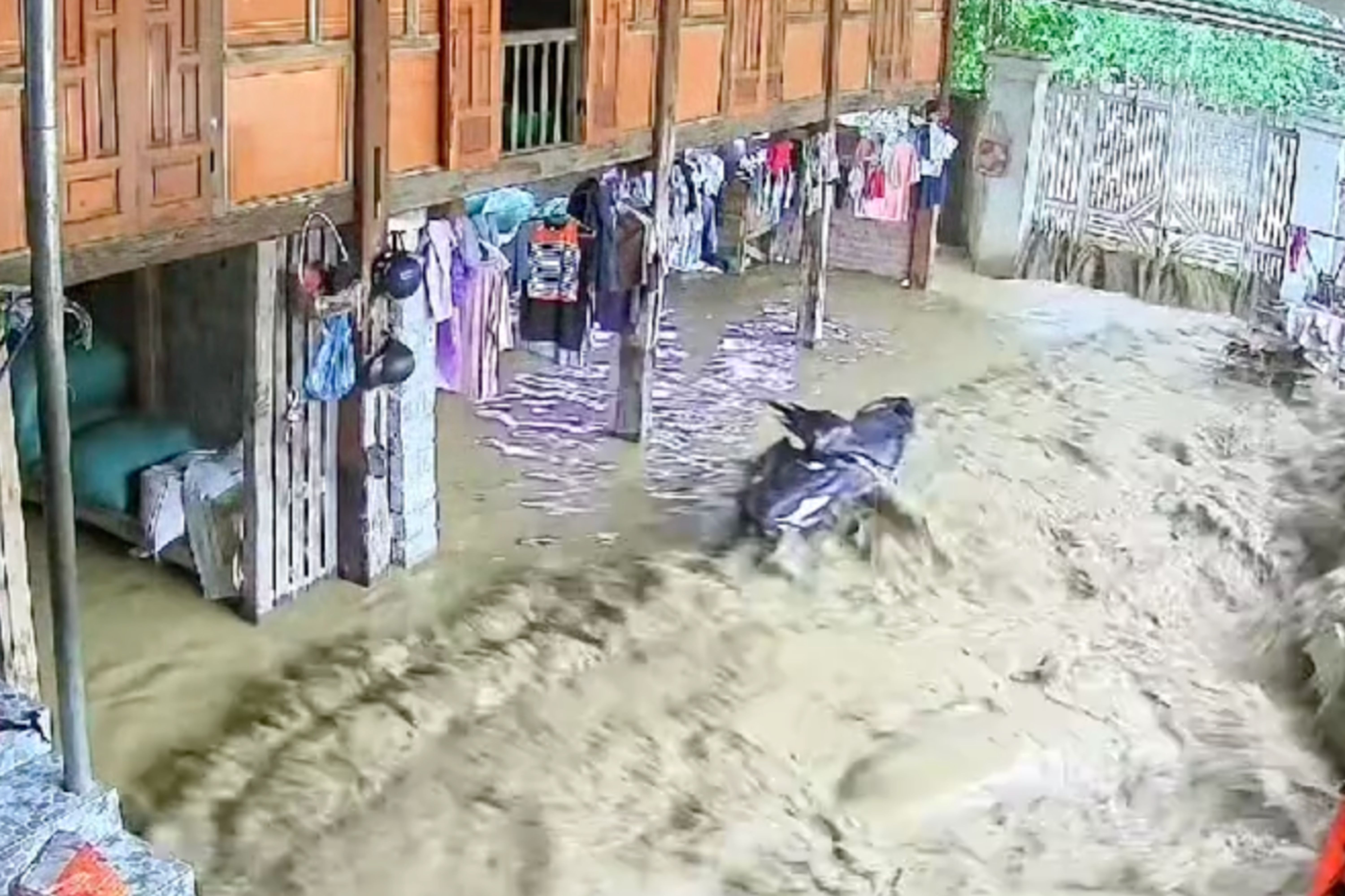 Khoanh khac lu quet vao nha chi trong tich tac o Son La hinh anh