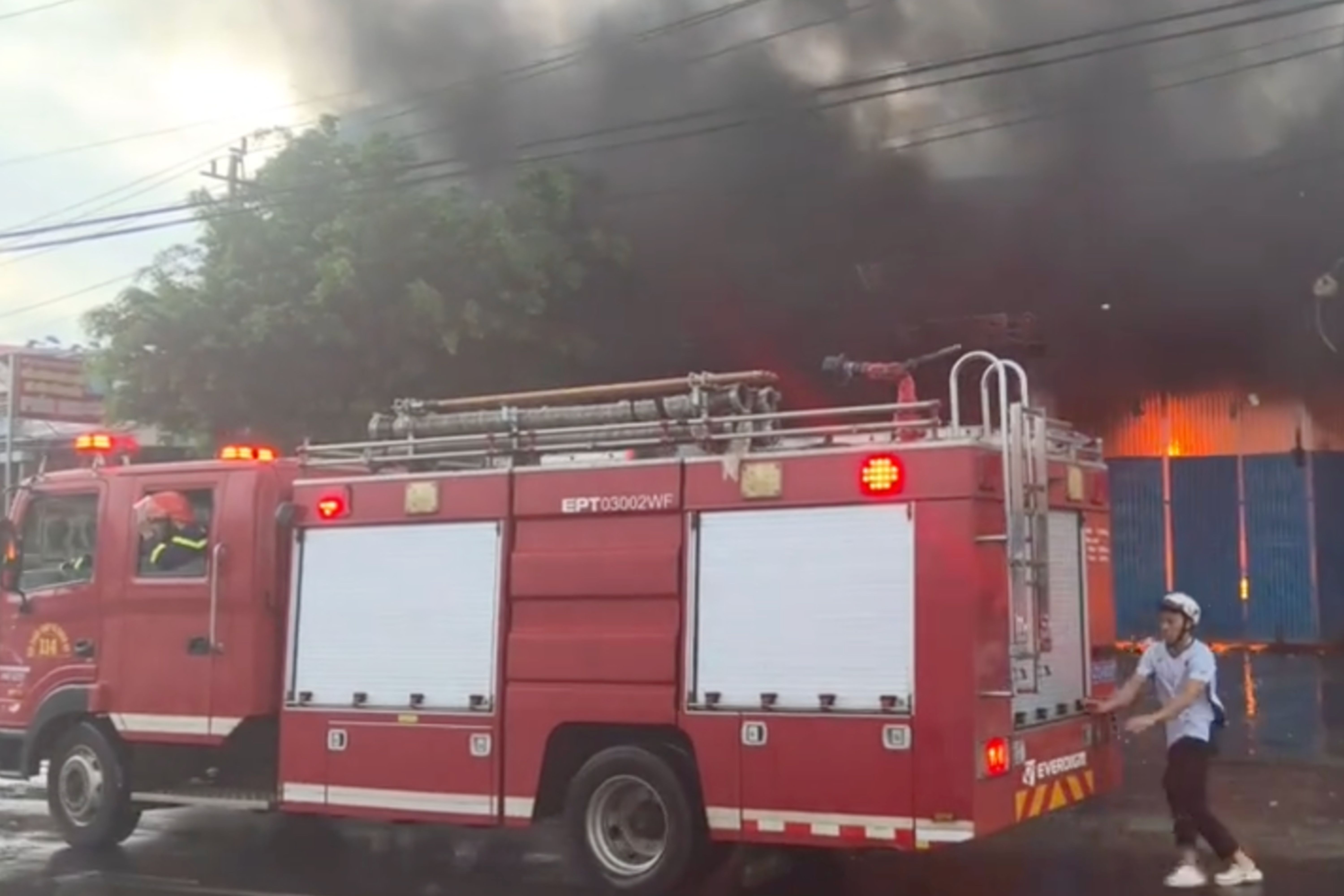 Khoanh khac linh cuu hoa khong do bao ho xong vao dap lua o Dak Lak hinh anh