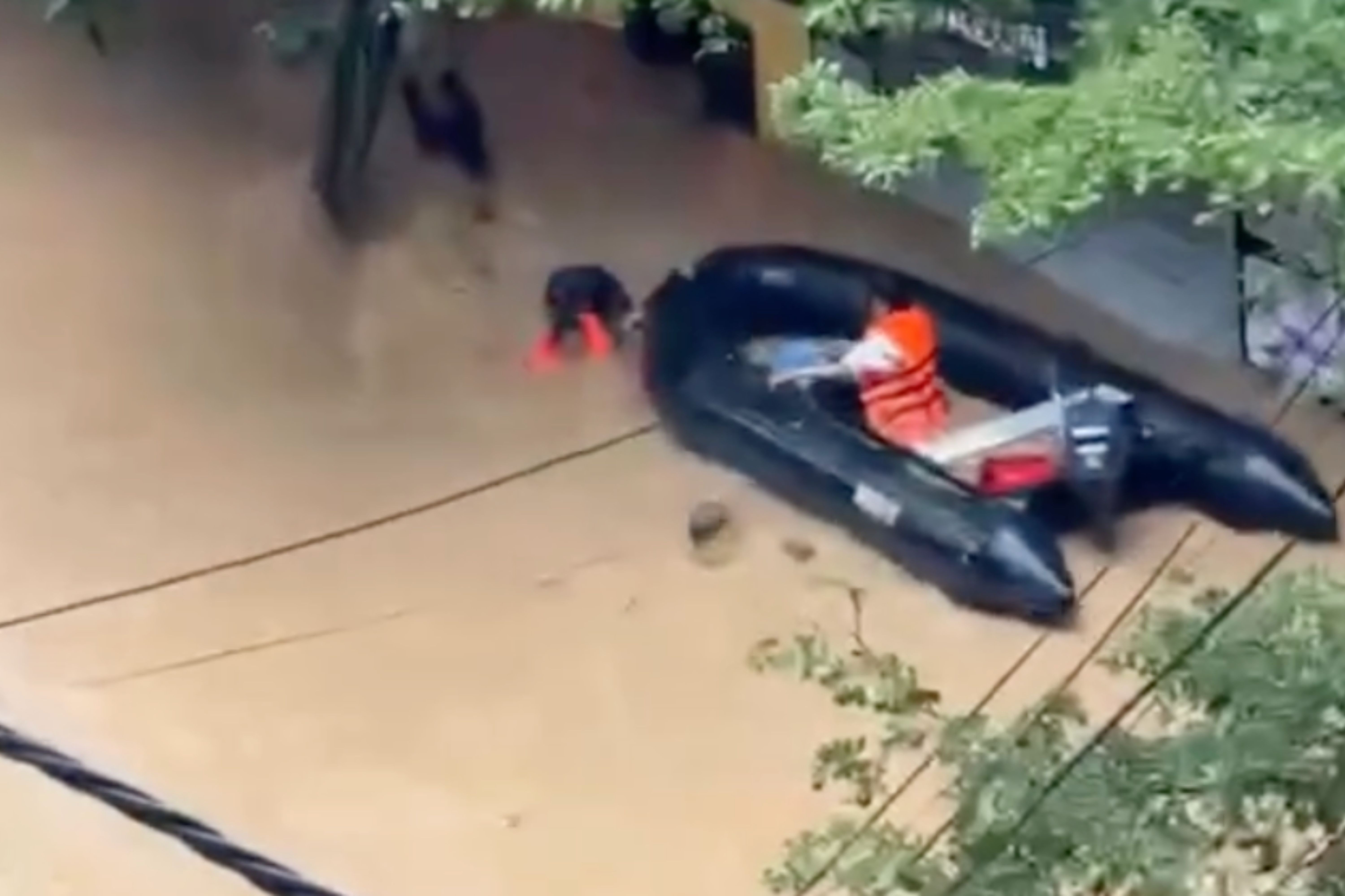 Khoanh khac thuyen cuu ho bi cuon giua dong lu du o Cao Bang hinh anh