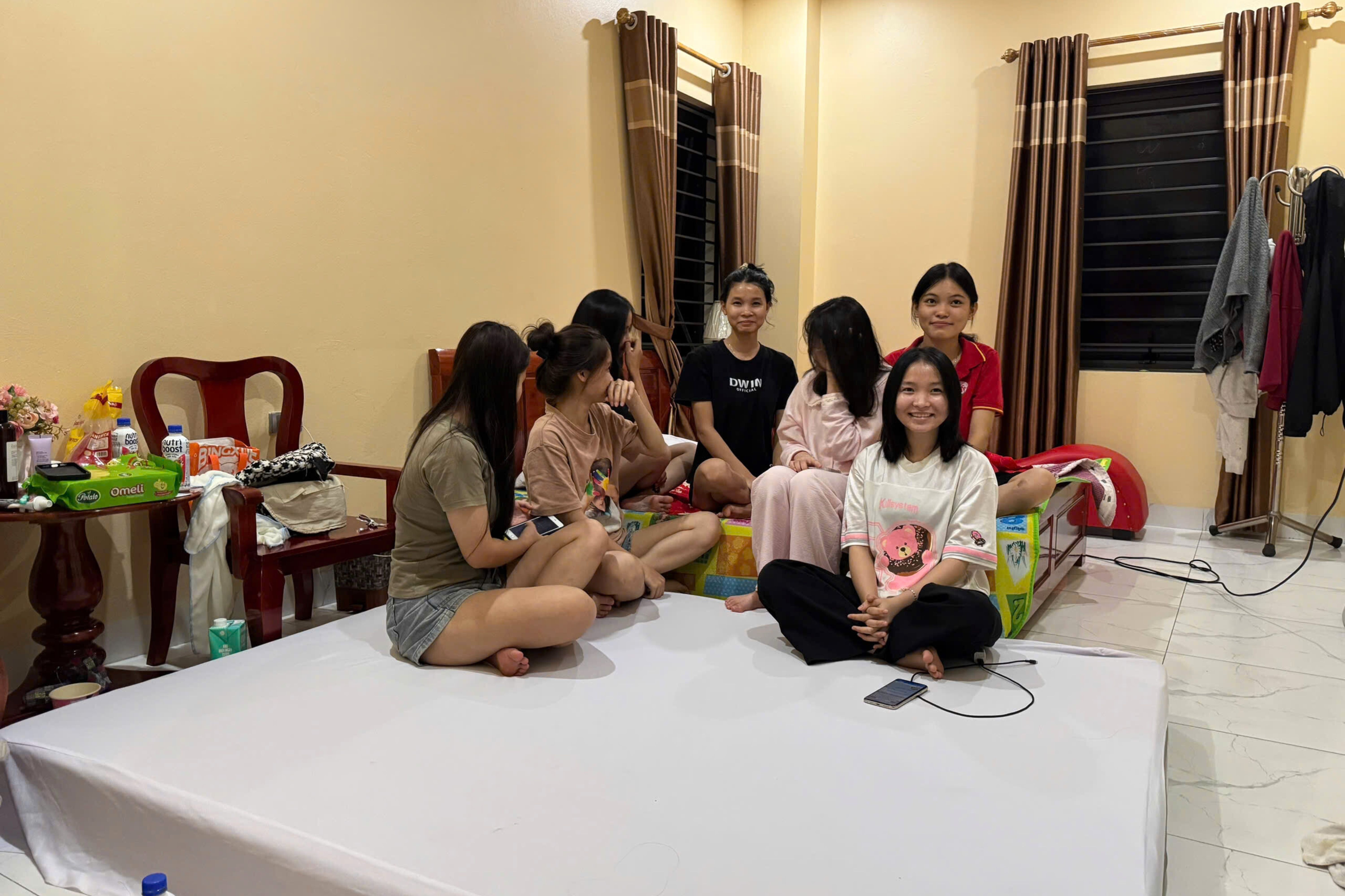 Com nong, phong mien phi cho ba con trong dem Thai Nguyen ngap lich su hinh anh