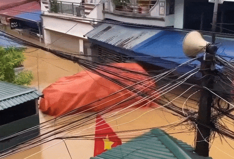 Hai oto phu bat kin mit cua gia dinh Thai Nguyen troi theo dong lu hinh anh