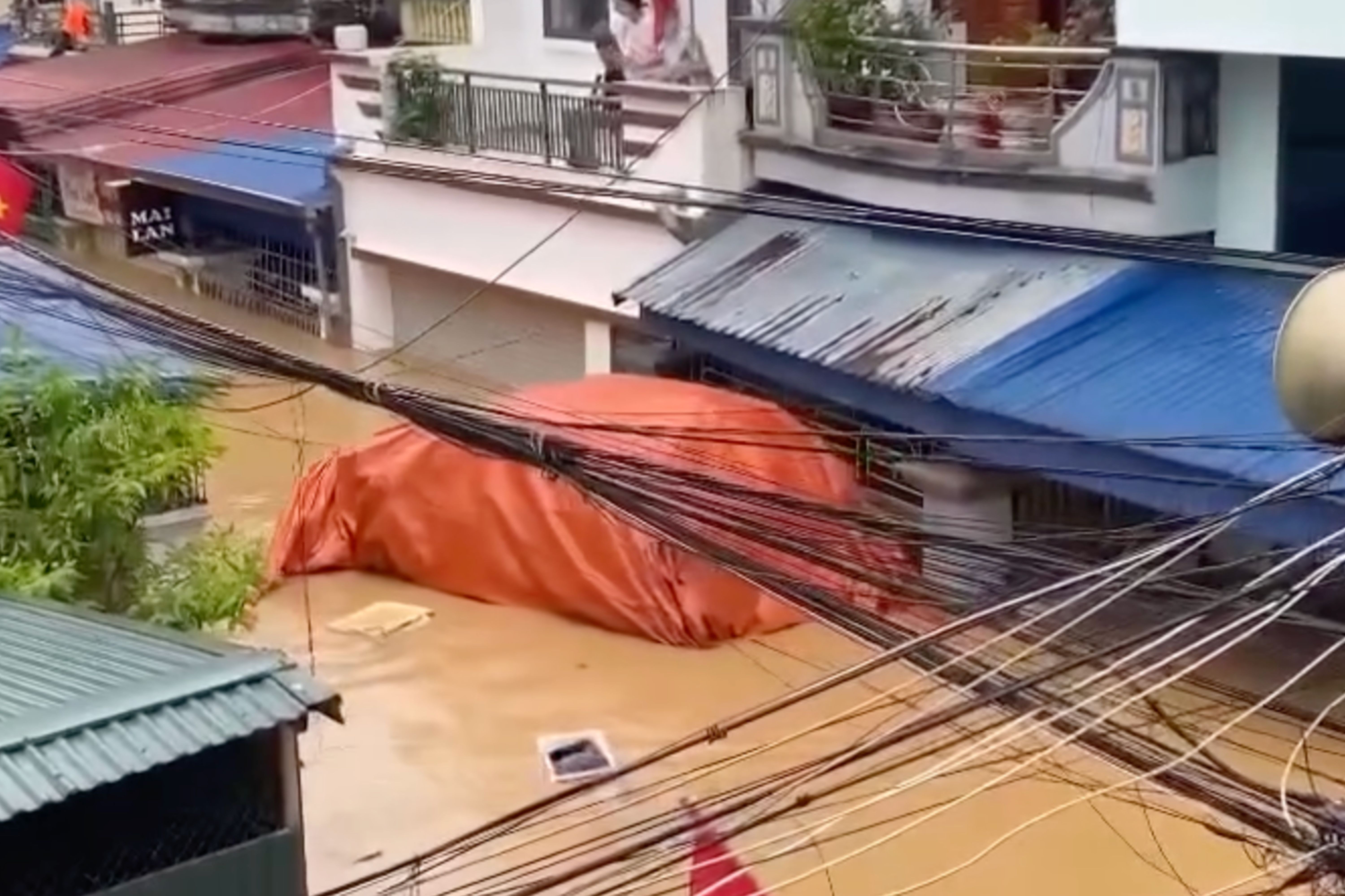 Canh oto boc bat bi nuoc lu cuon troi o Thai Nguyen hinh anh