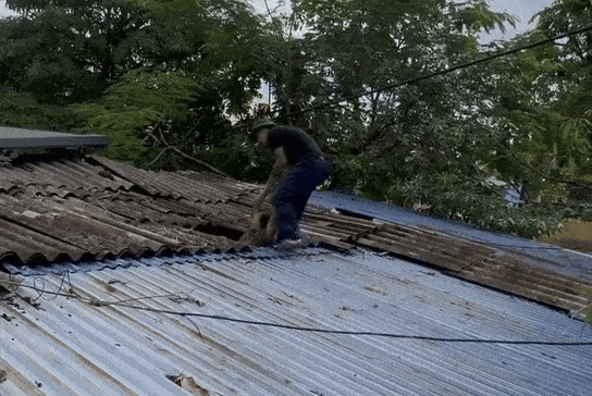 Cu ba duoc keo ra khoi ngoi nha ngap ngang noc o Thai Nguyen hinh anh