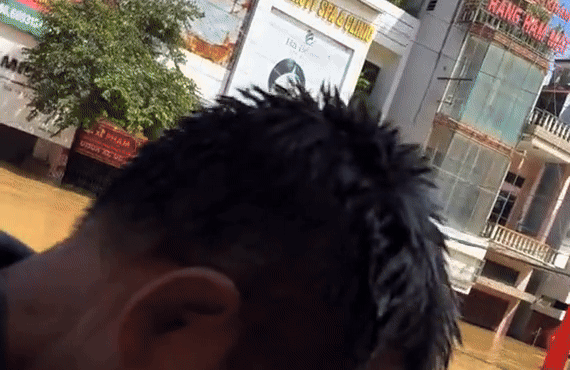 Cha 68 tuoi ngup lan giua lu xiet 4 tieng, tiep te do an cho con gai hinh anh