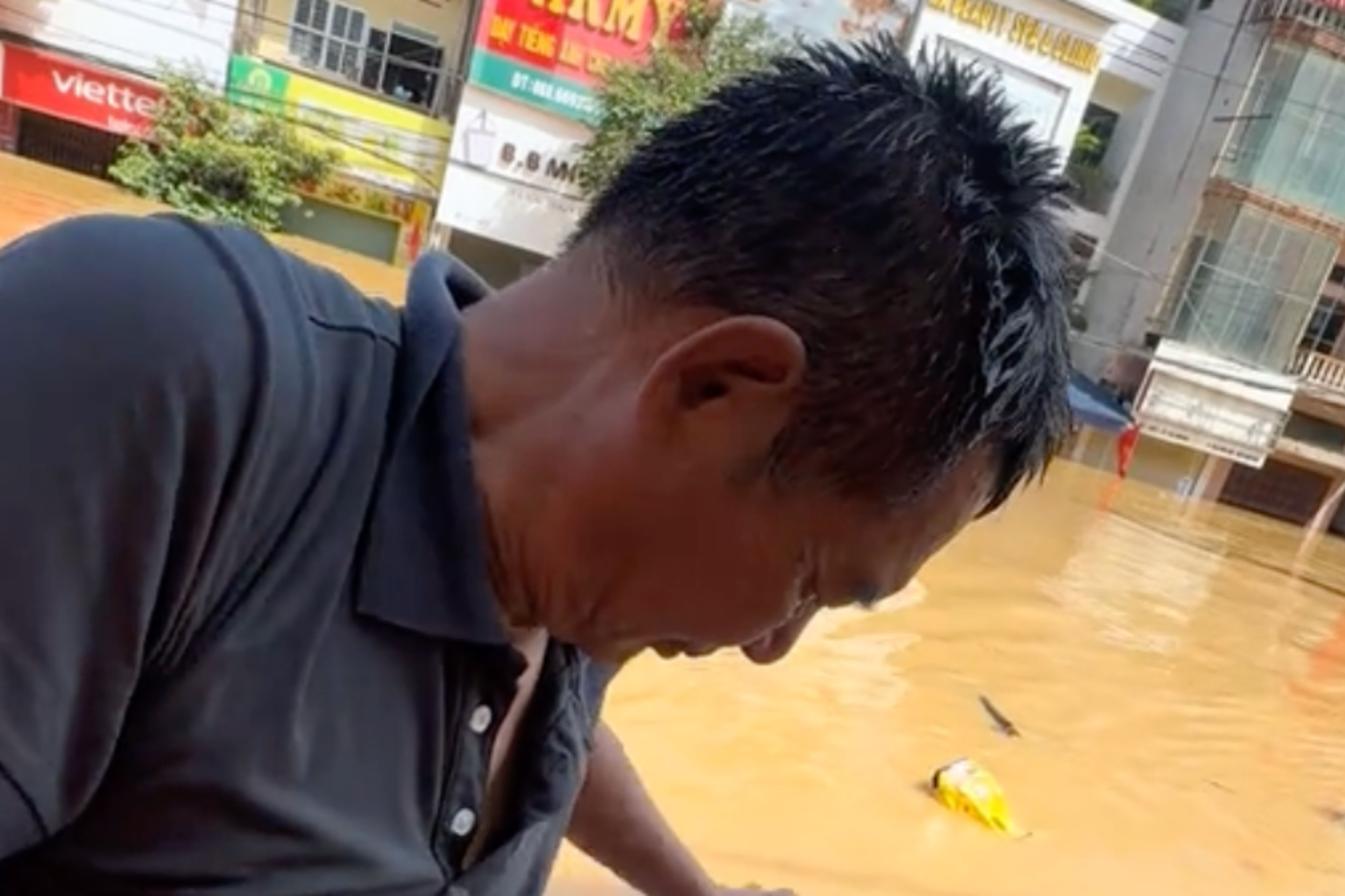 Cha gia boi giua lu cuon cuon tiep te con gai mac ket o Thai Nguyen hinh anh