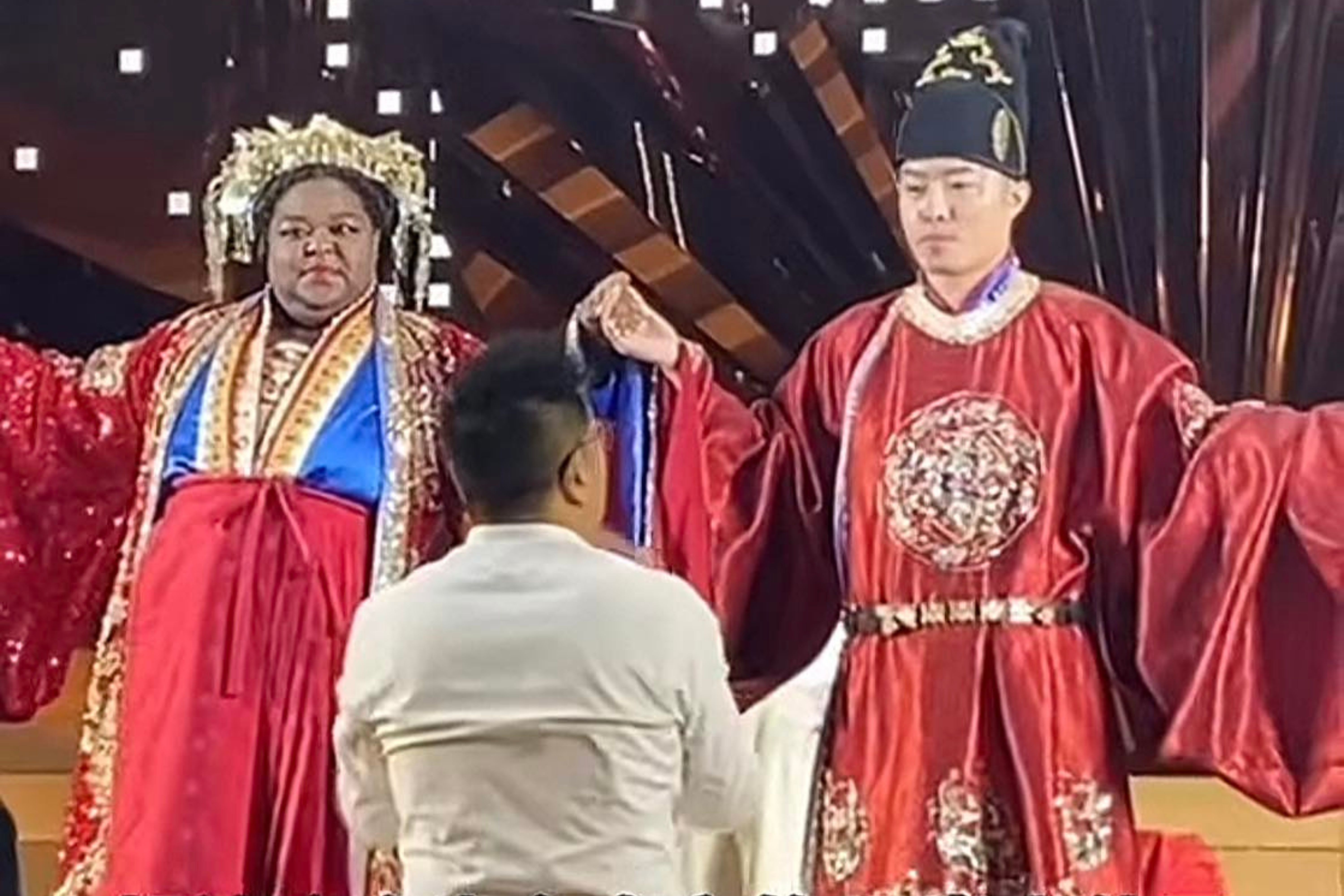 Chang trai TQ cuoi co dau chau Phi 47 tuoi, bo me 'do mat' suot le hinh anh