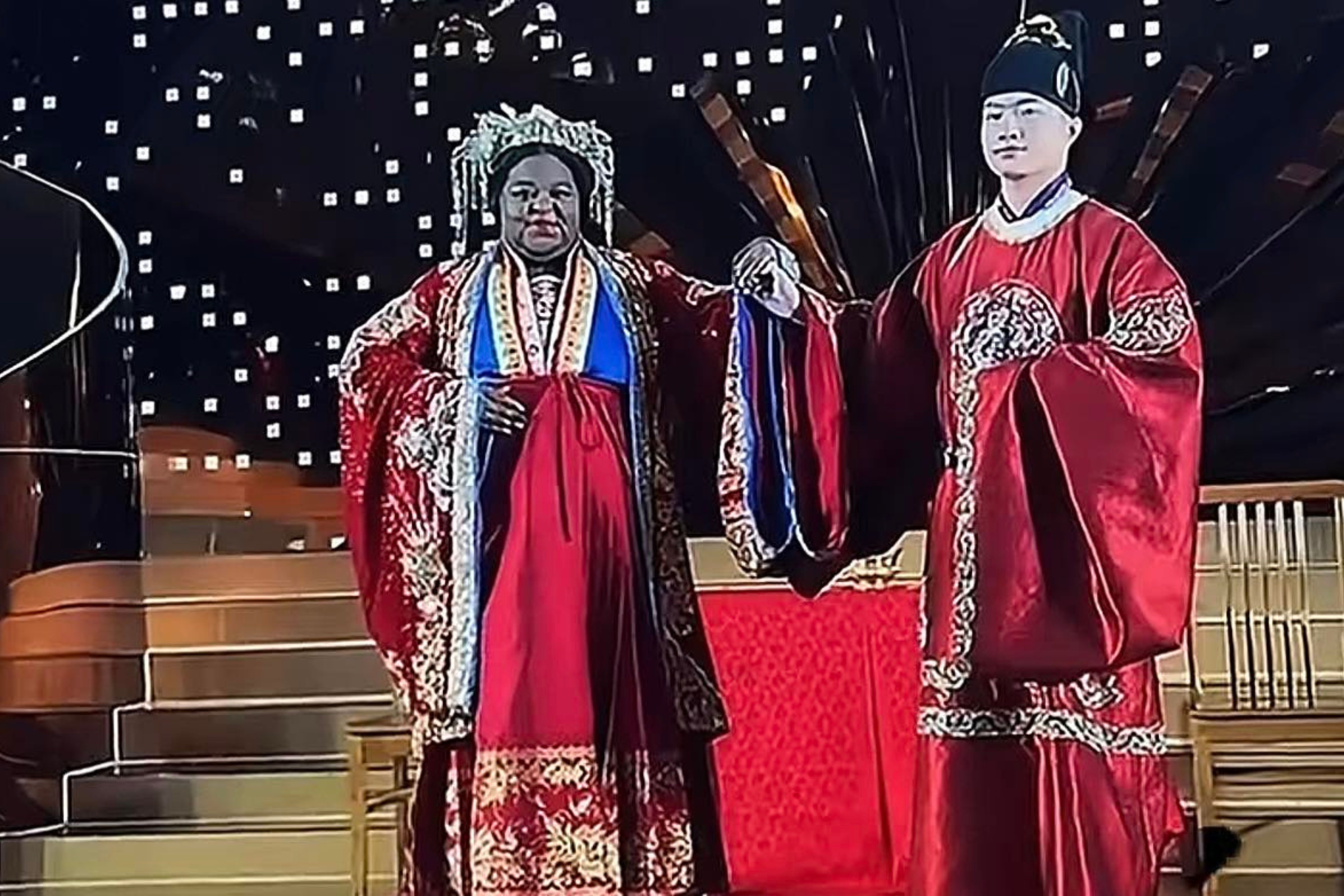 Dam cuoi chenh 20 tuoi o Trung Quoc khien dan mang day song hinh anh