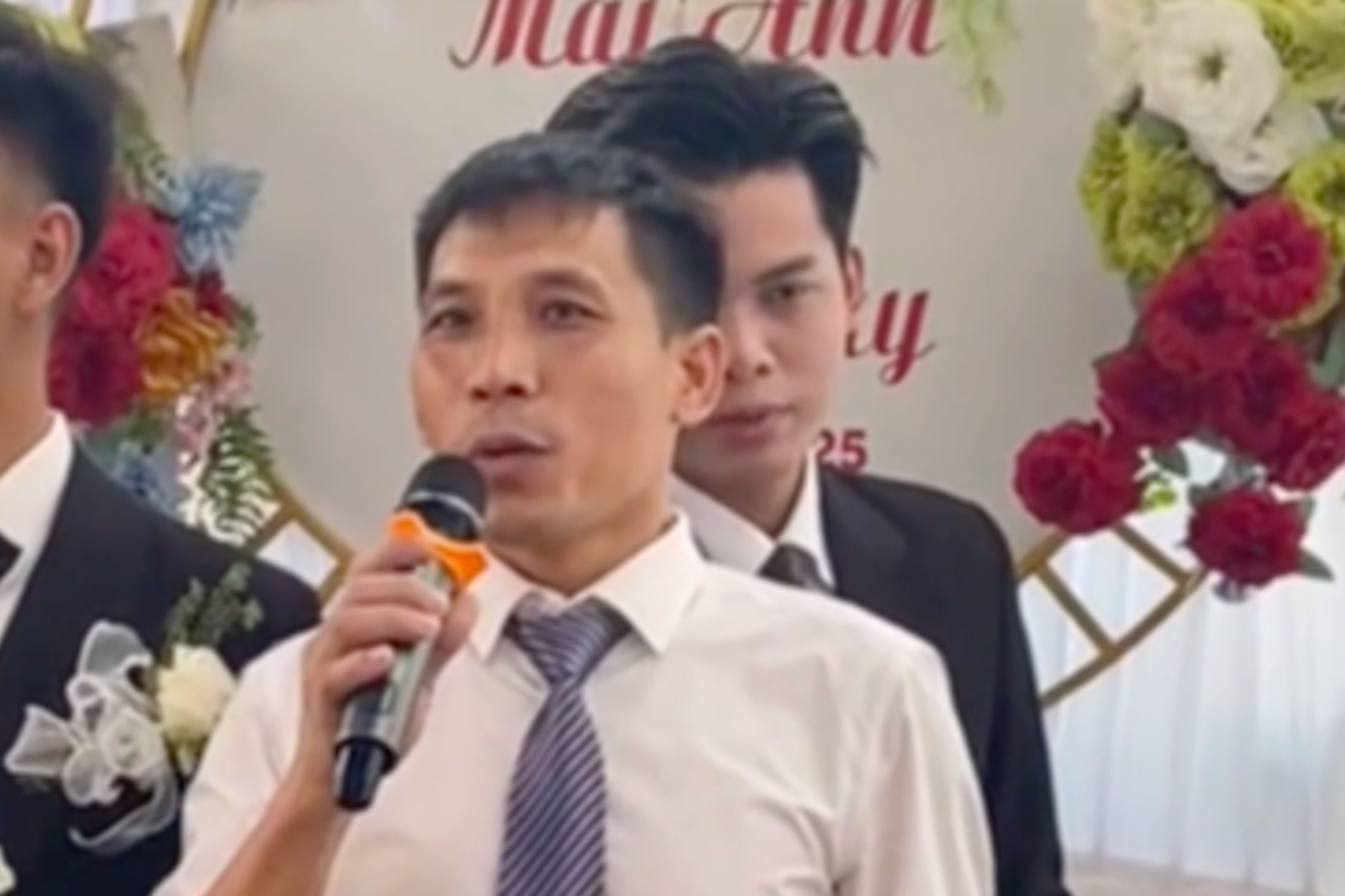 Dai dien nha gai run quen loi phat bieu, MC lang le 'nhac bai' gay sot hinh anh