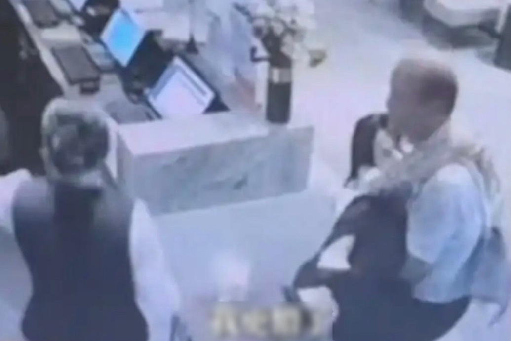 Bi sep cuong hiep roi sa thai, nu giam doc TQ lam dieu chua tung co hinh anh